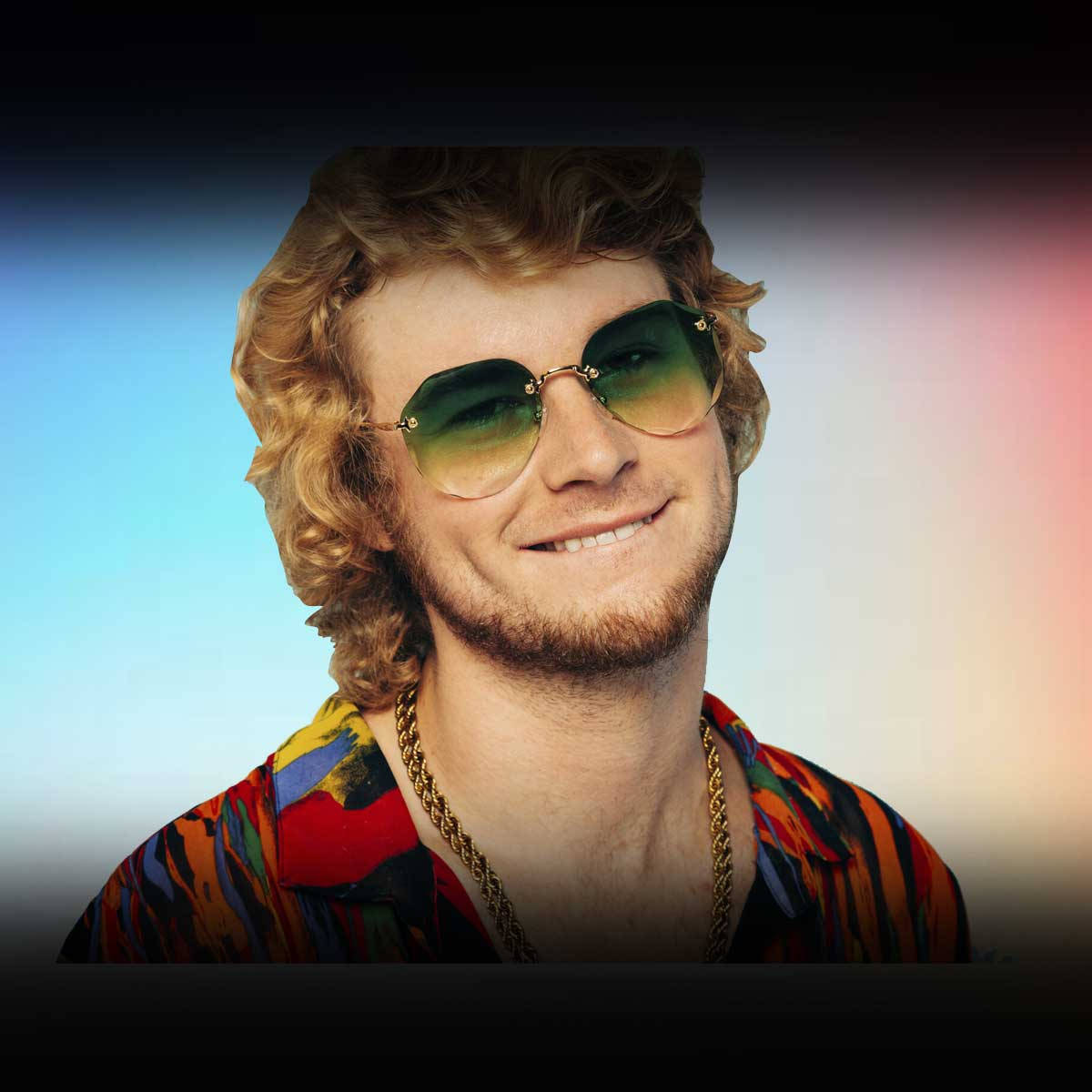 帥氣的 Yung Gravy 壁紙 — 一位微笑的金髮捲曲男子戴著綠色太陽眼鏡，穿著色彩繽紛的圖案襯衫，背景是柔和的漸變色。
