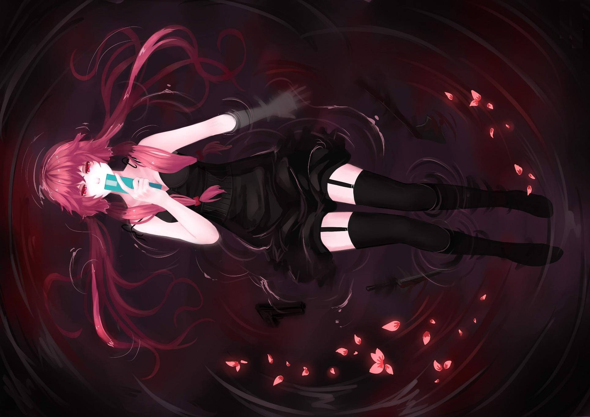 Yuno Gasai 浮於水面 壁紙 — 一位粉紅色頭髮的動漫女孩在黑暗的水中平靜地漂浮，櫻花花瓣在她周圍飄散。
