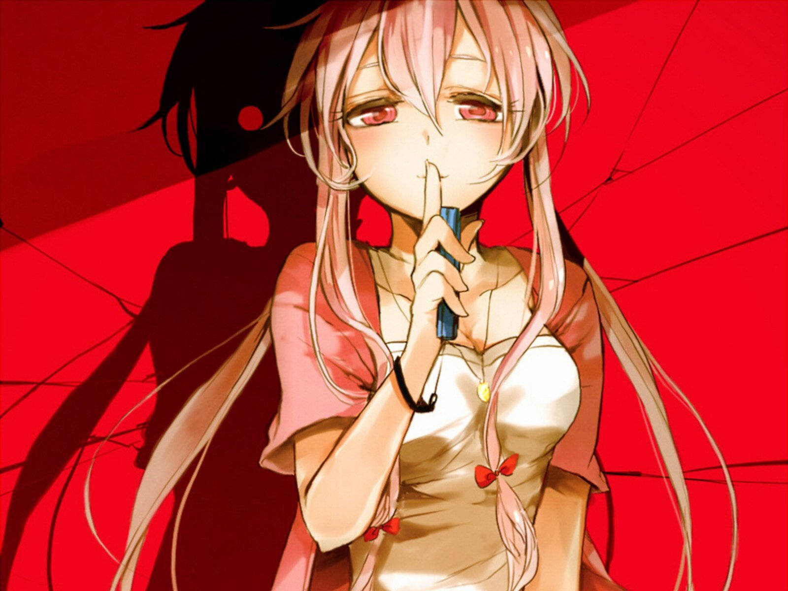Yuno Gasai 靜默噤聲 壁紙 — 一位粉紅色頭髮、紅色眼睛的動漫女孩，在鮮紅色背景前將藍色筆放在唇邊，身後有一個陰影人物。