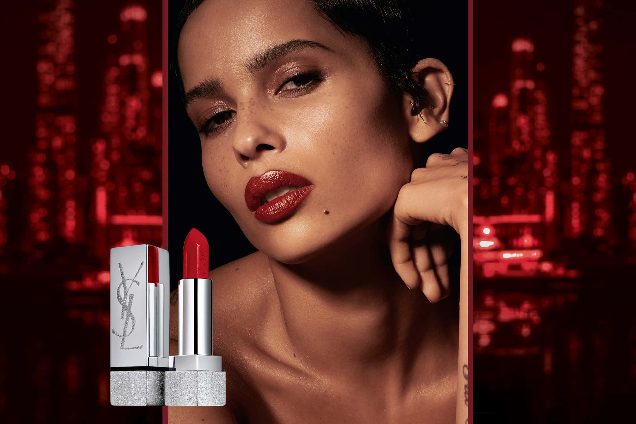 Yves Saint Laurent —— 時尚與美容界的先驅 壁紙 — 一位擁有鮮豔紅唇的女性在模糊的紅色城市景觀旁，與YSL唇膏一起凝視著。