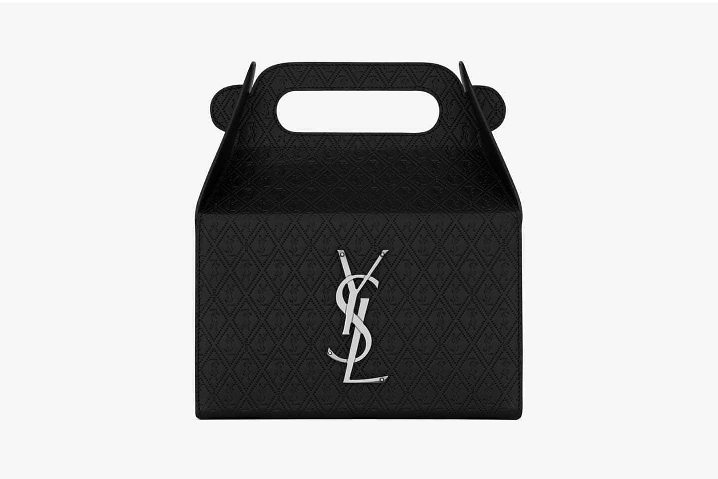 Yves Saint Laurent — 提升奢華時尚世界 壁紙 — 一個時尚的黑色YSL品牌禮品盒，帶有絎縫質感和銀色標誌，置於純白色背景上。