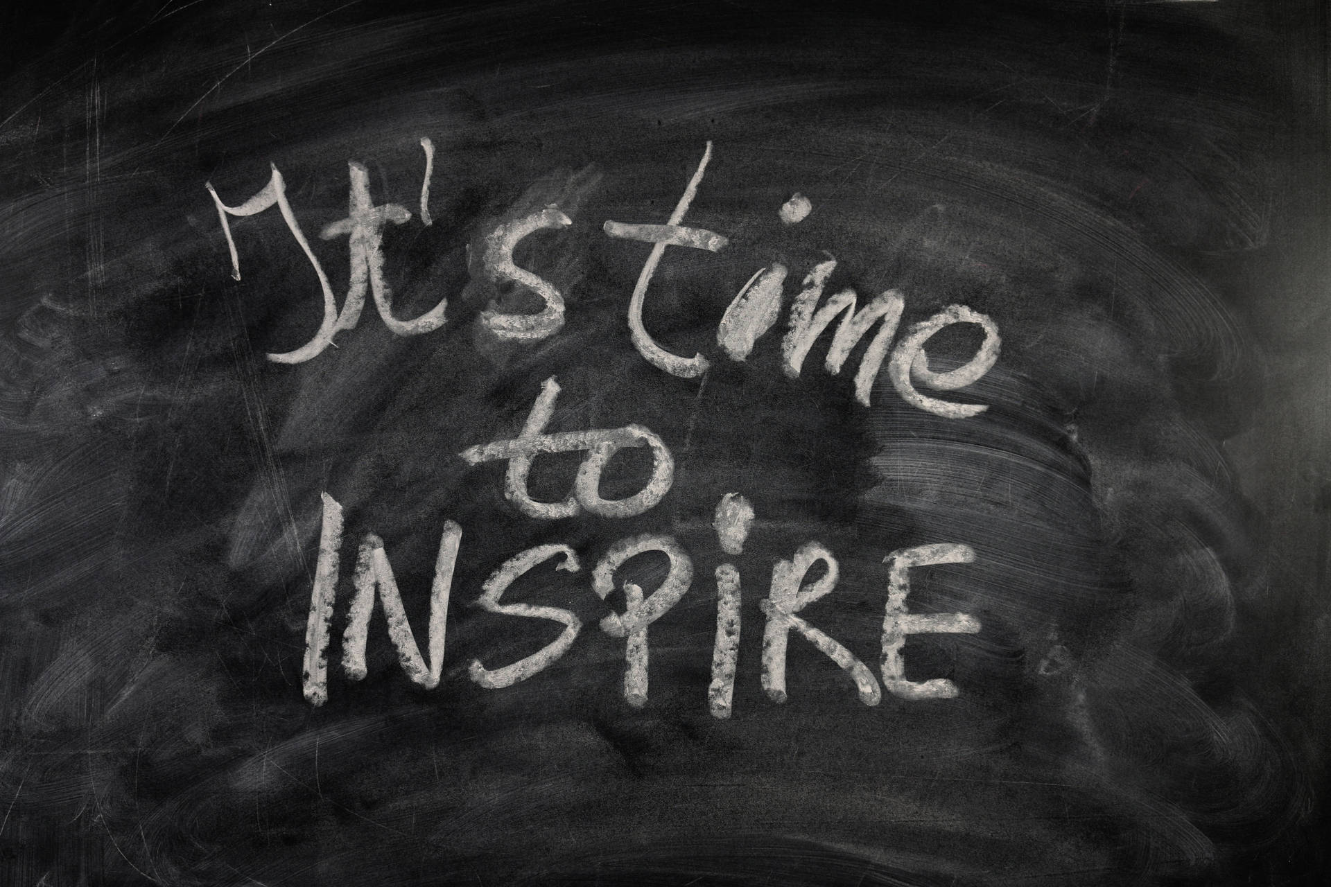 黑板上粉筆寫著 It's time to INSPIRE