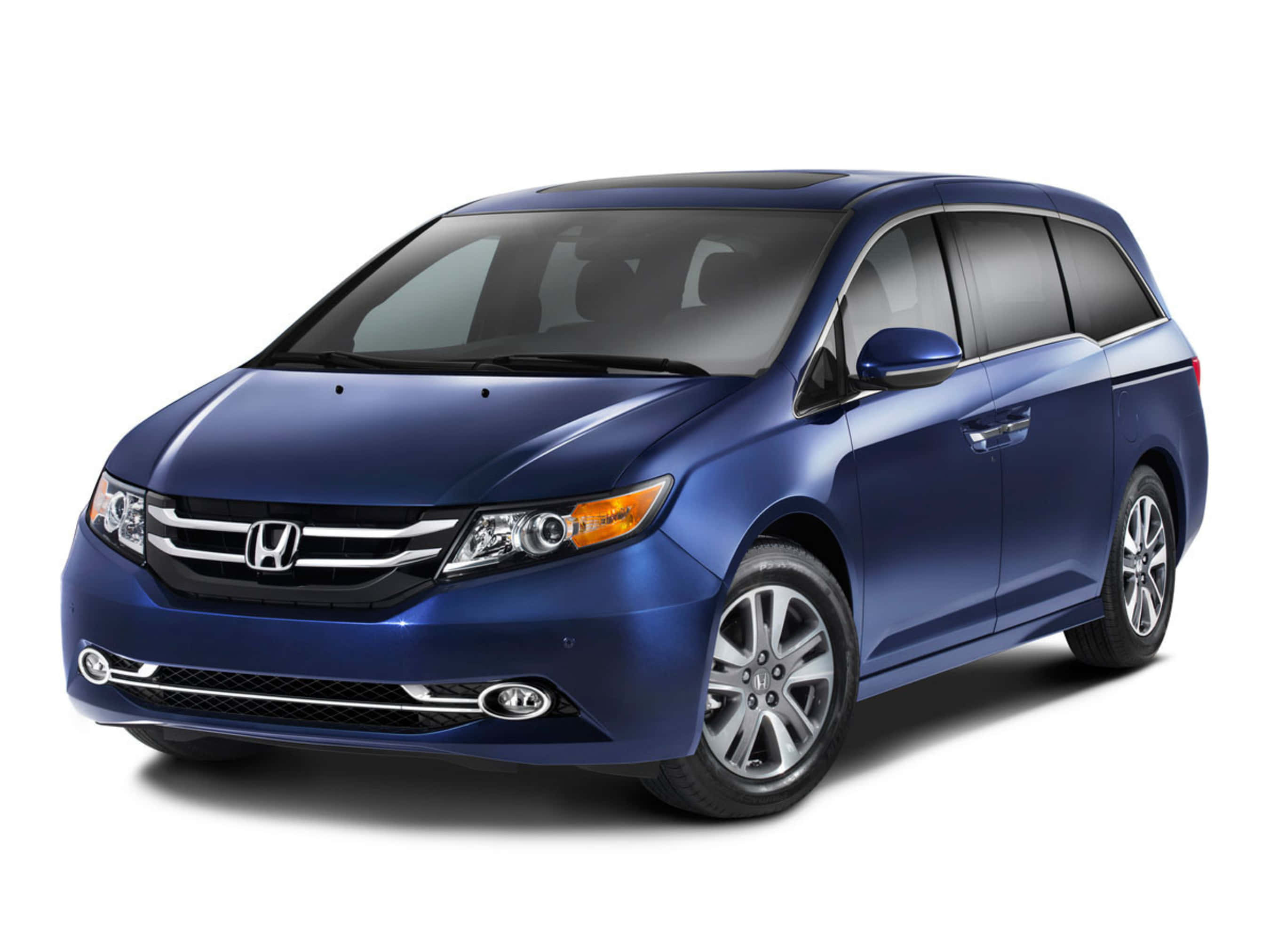 Honda Odyssey 桌布 壁紙 — 在乾淨白色背景的影樓燈光下展示的時尚藍色本田小型貨車。