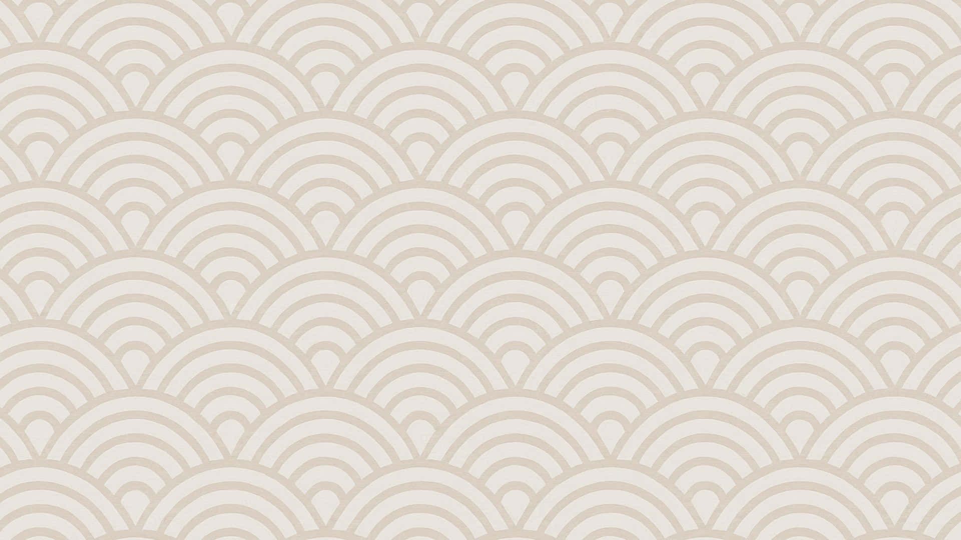  壁紙 — 在淺奶油色背景上重複的米色波浪圖案營造出寧靜簡約的牆紙紋理。