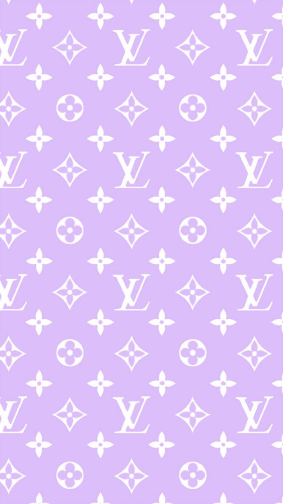 薰衣草背景搭配白色 Louis Vuitton 字母組合圖案。