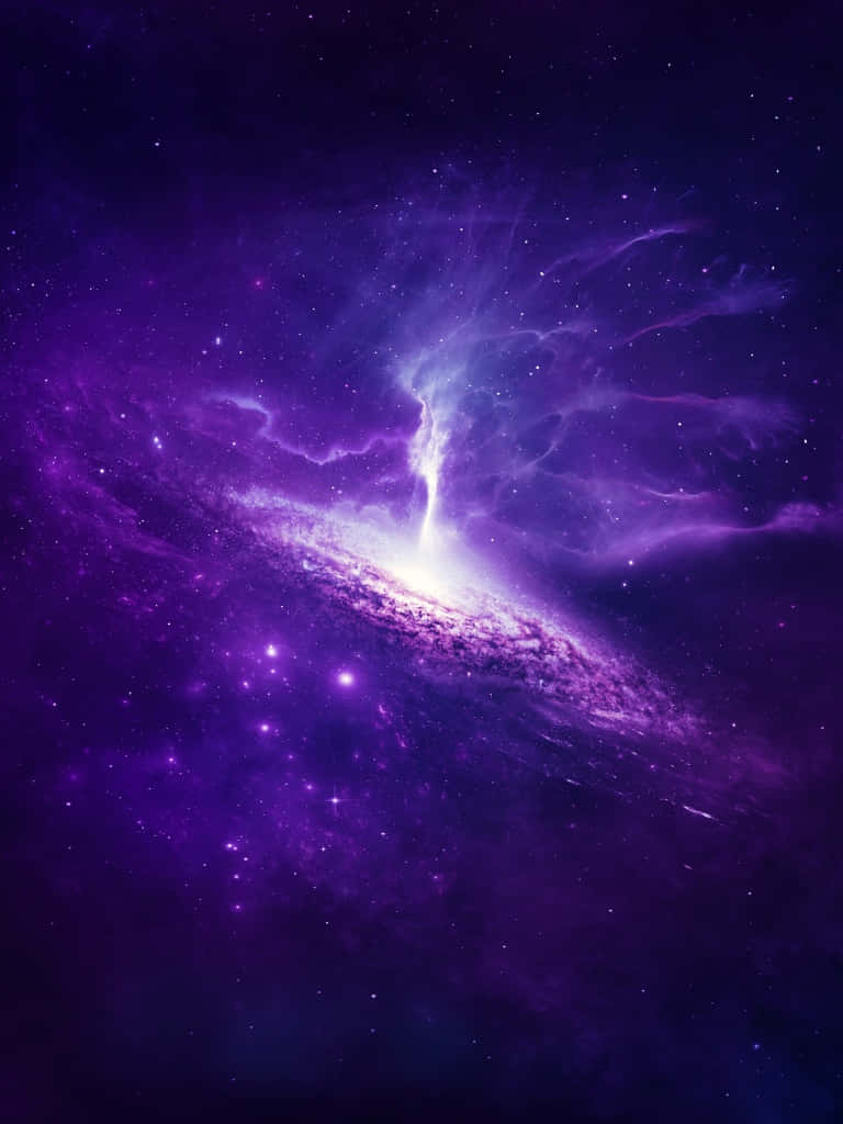  壁紙 — 在深空景觀中，一個充滿活力的紫色星系與發光的星星和宇宙塵埃旋轉。