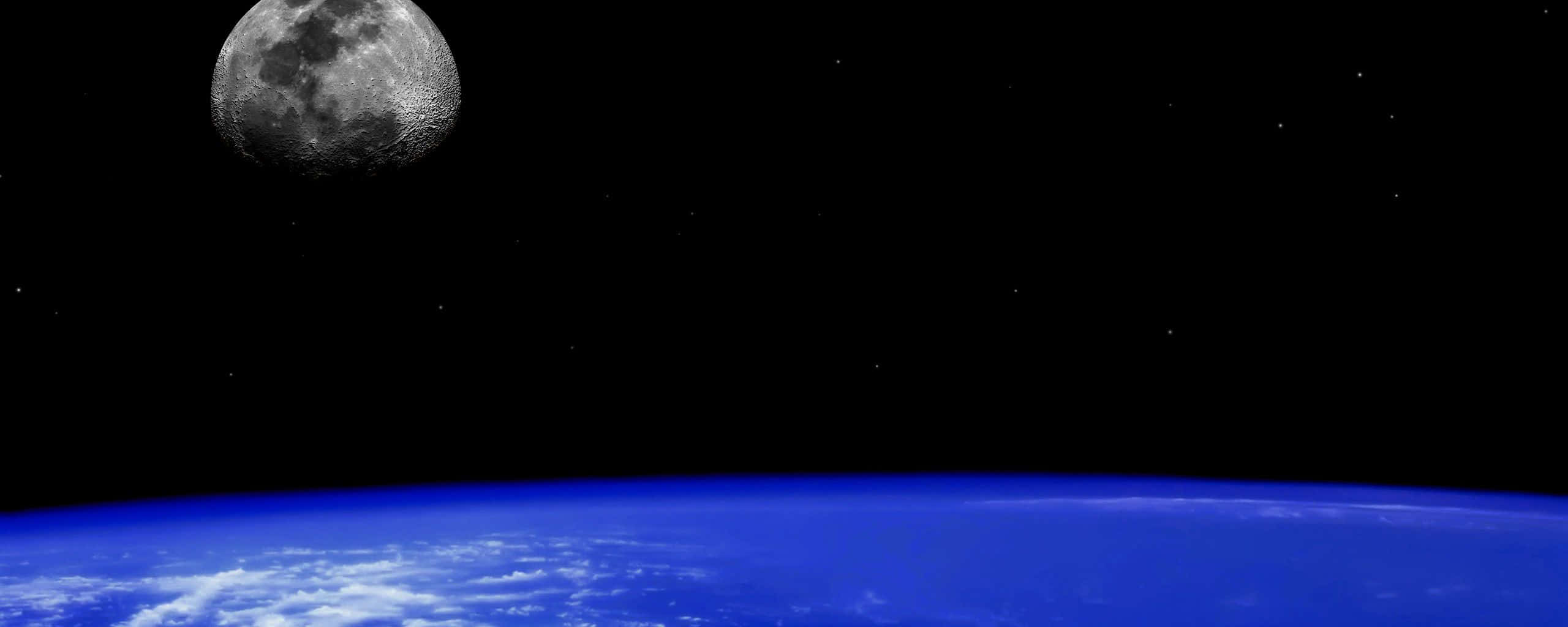在詳細的月球和星星下，從太空看到帶有白色雲層的彎曲藍色地球。