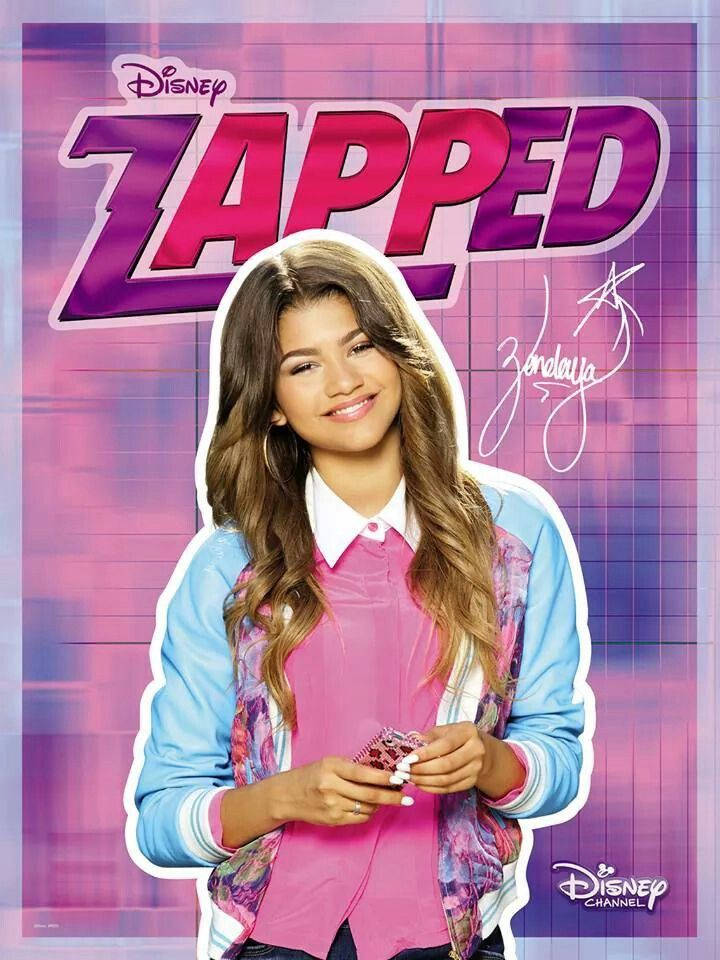 Zendaya 穿著粉紅色襯衫和藍色外套，在迪士尼頻道「Zapped」海報上微笑。