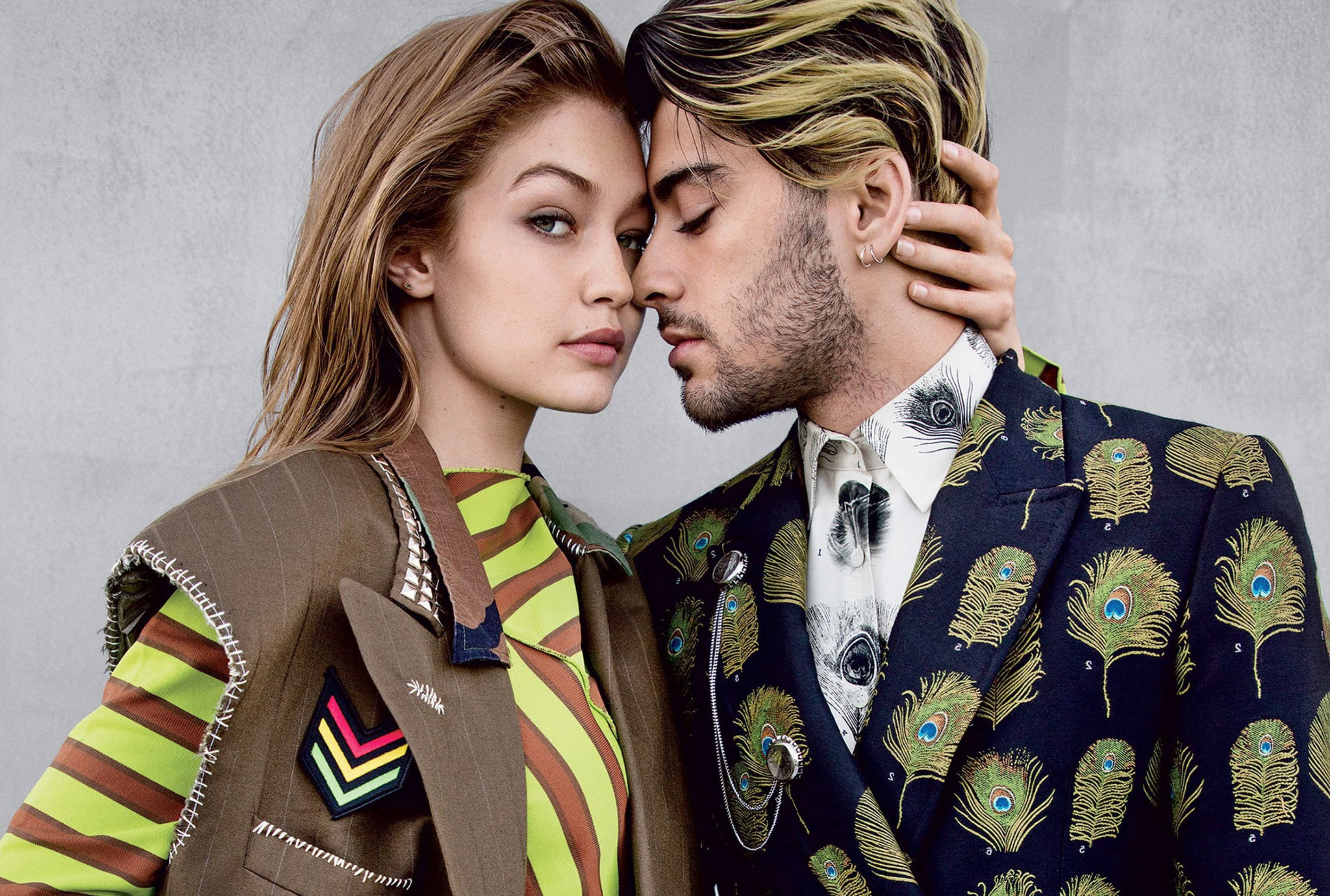 Zayn Malik 與 Gigi Hadid Vogue 2017 壁紙 — 一對時尚情侶穿著大膽圖案服裝，在紋理灰色牆壁前親密擺姿勢。