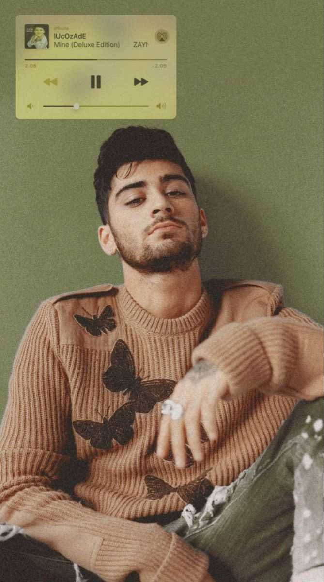 音樂美學 桌布 壁紙 — Zayn Malik 靠著綠色牆壁，身穿帶有黑色蝴蝶圖案的米色毛衣，音樂播放器疊加層顯示他的歌曲 Mine。