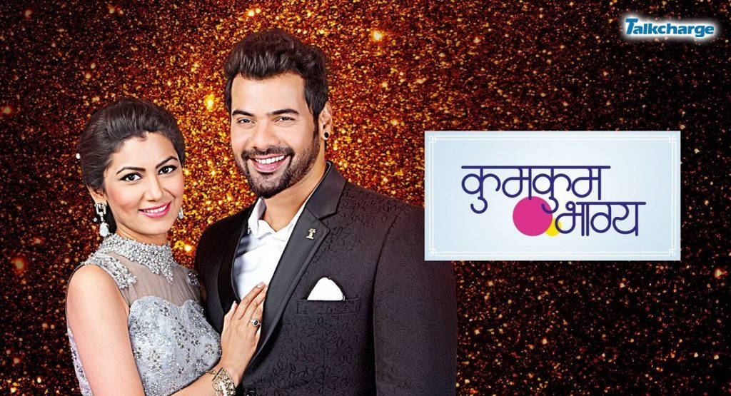 Zee TV 節目《Kumkum Bhagya》劇照 壁紙 — 一對微笑的情侶穿著正式服裝，在閃閃發光的金色背景前擺姿勢，帶有節目標誌。