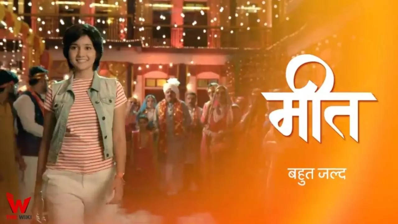 Zee TV 精彩節目匯聚 壁紙 — 一位微笑的女子穿著條紋襯衫和背心向前走，人們在溫暖燈光裝飾的節日街道上跳舞，街道上掛滿了燈串。