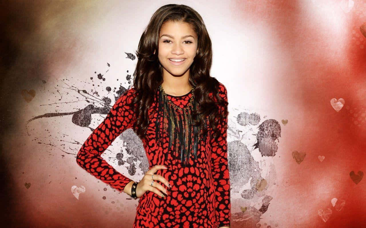 Zendaya 桌布 壁紙 — Zendaya 喺有質感嘅紅白心形圖案背景前，著住紅色豹紋裙燦爛微笑。