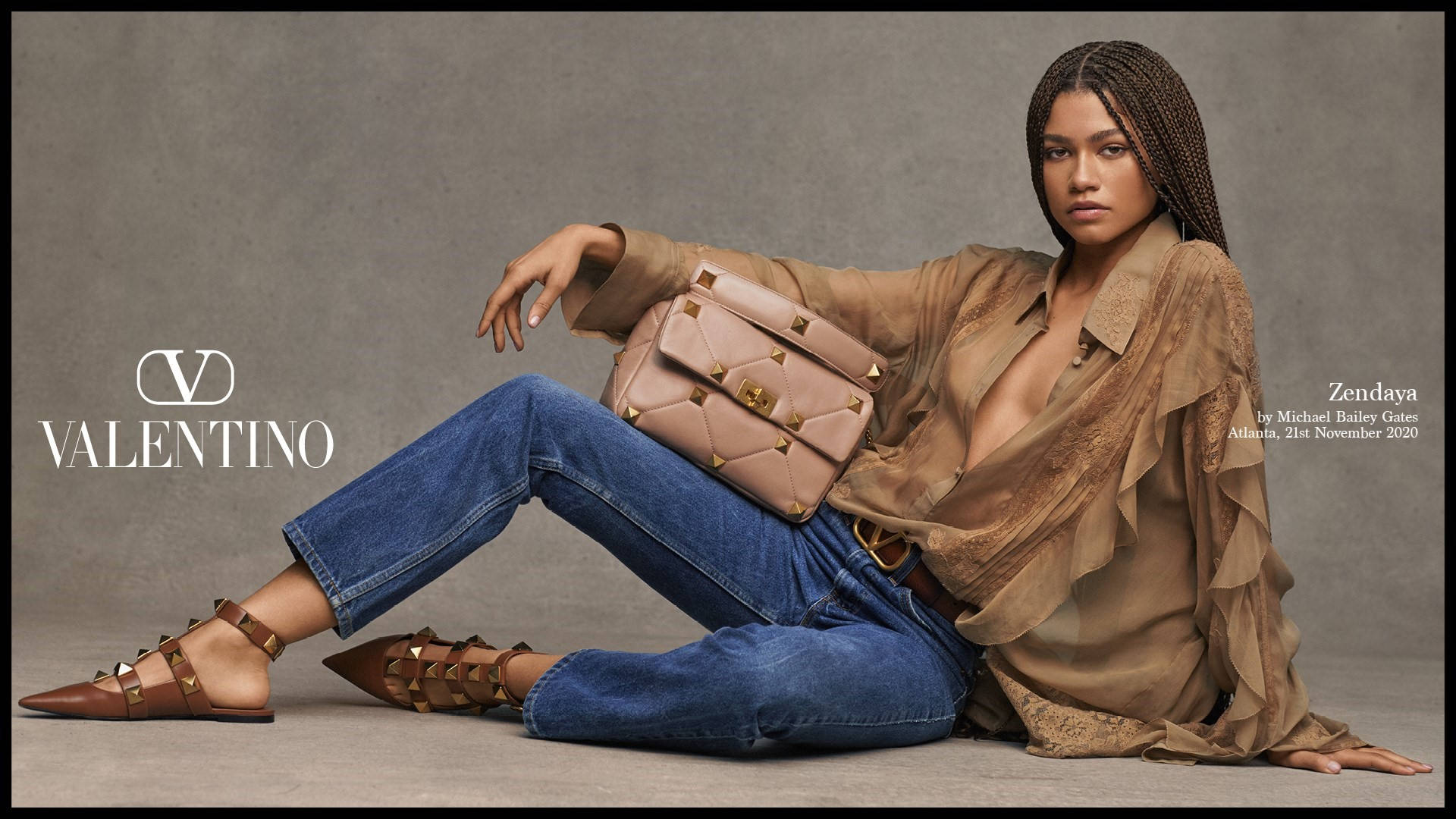 Zendaya 在Valentino時尚廣告中穿著牛仔褲和鉚釘飾品。