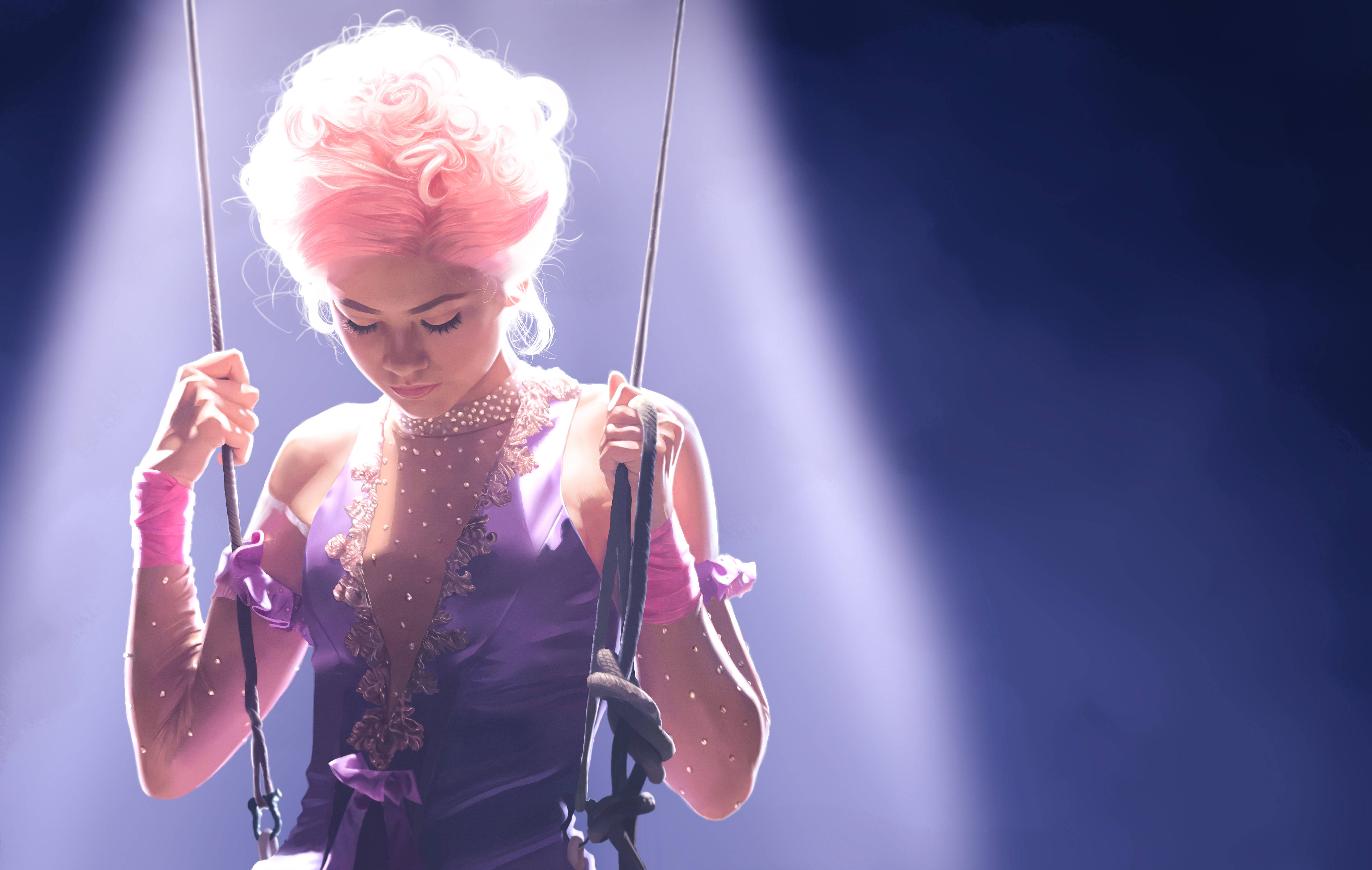 Zendaya 飾演《 Greatest Showman 》中的 Anne Wheeler 壁紙 — 一位表演者留著粉紅色頭髮，穿著紫色服裝，在戲劇性的舞台燈光下被繩索懸掛著。