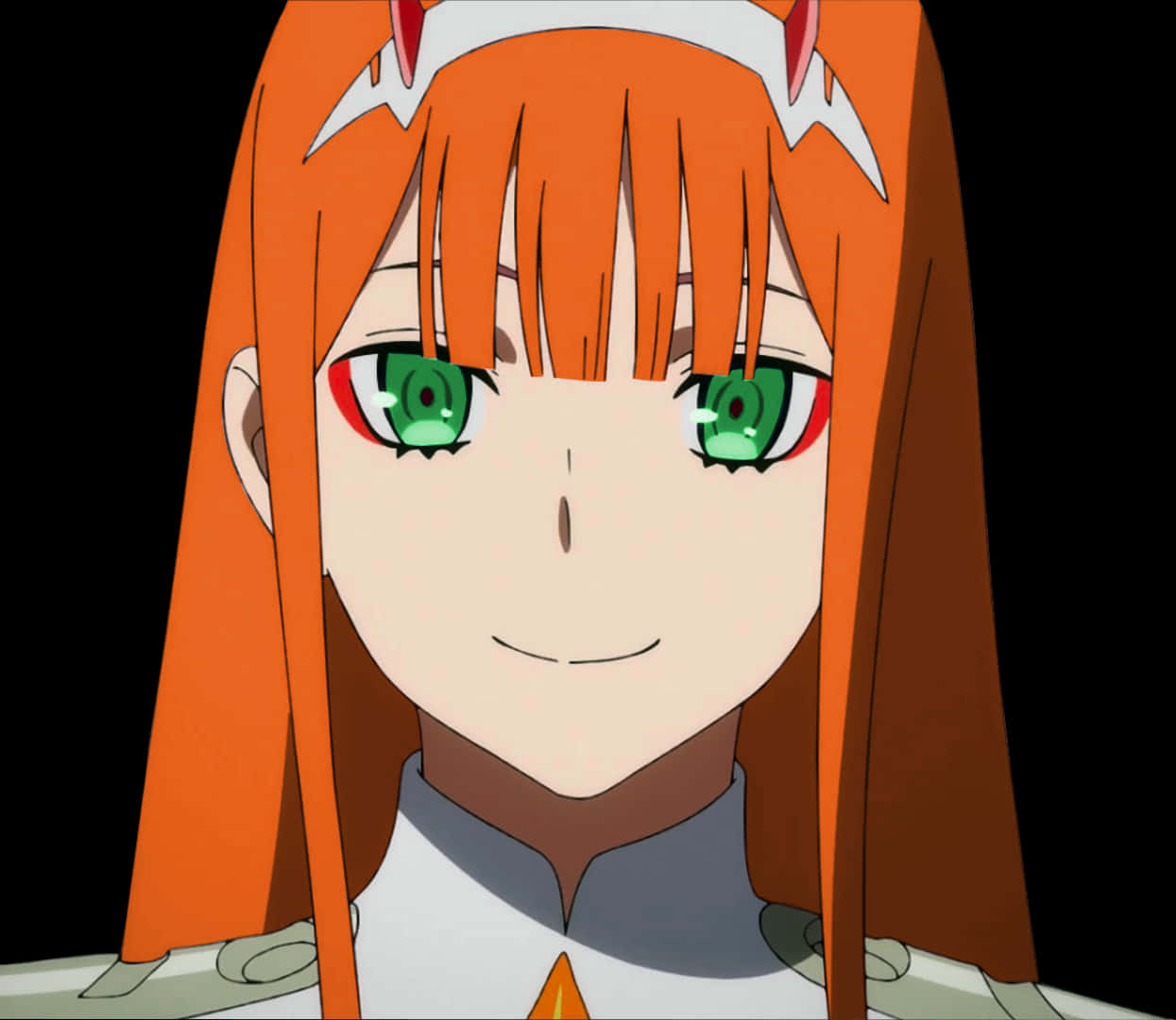 Zero Two 微笑肖像 壁紙 — 動漫女孩，擁有充滿活力的橙色頭髮和引人注目的綠色眼睛，在黑色背景上溫柔地微笑。