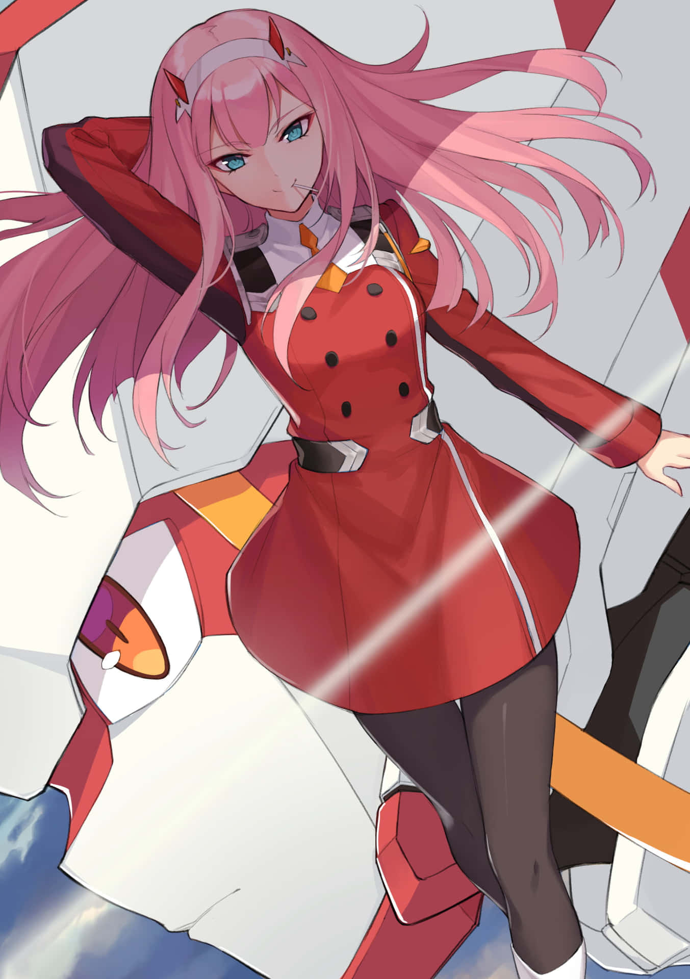 粉紅色頭髮的動漫女孩穿著紅色服裝站在白色和紅色機甲旁邊。