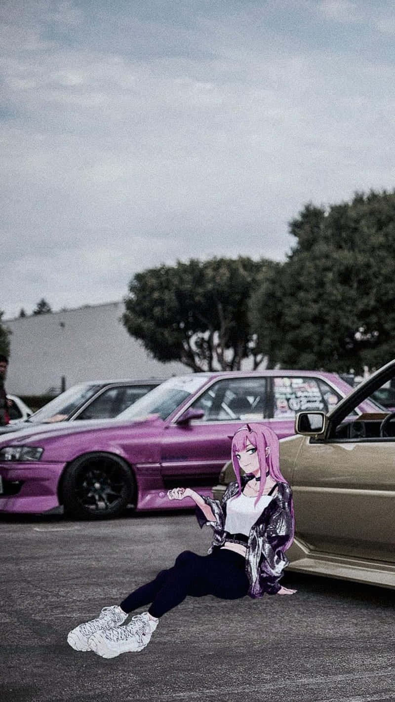 粉紅色頭髮的動漫女孩坐在停車場的汽車旁。
