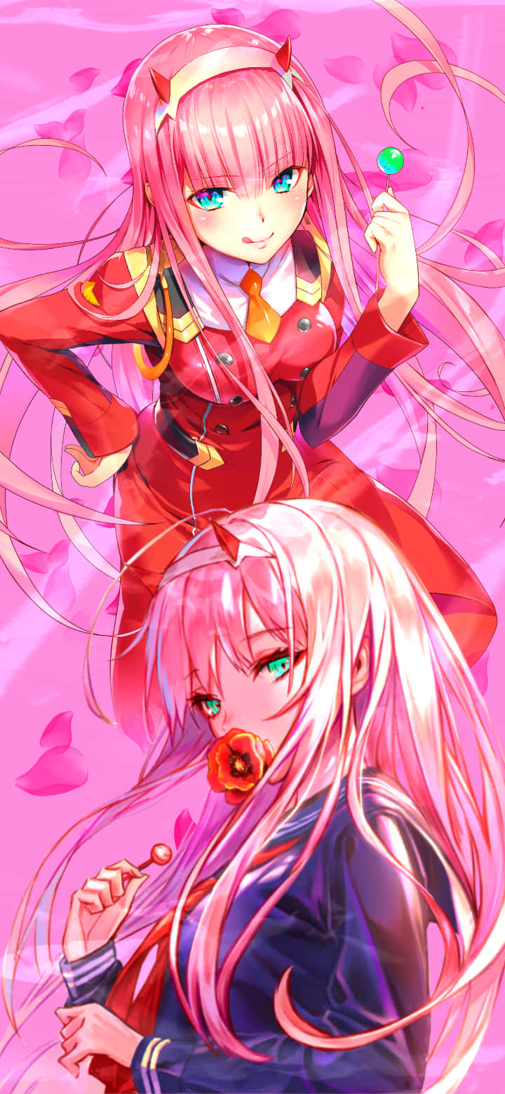 Zero Two身穿經典紅裙 壁紙 — 兩個粉紅色頭髮和角的動漫女孩在旋轉的粉紅色背景前拿著棒棒糖，背景有漂浮的花瓣。
