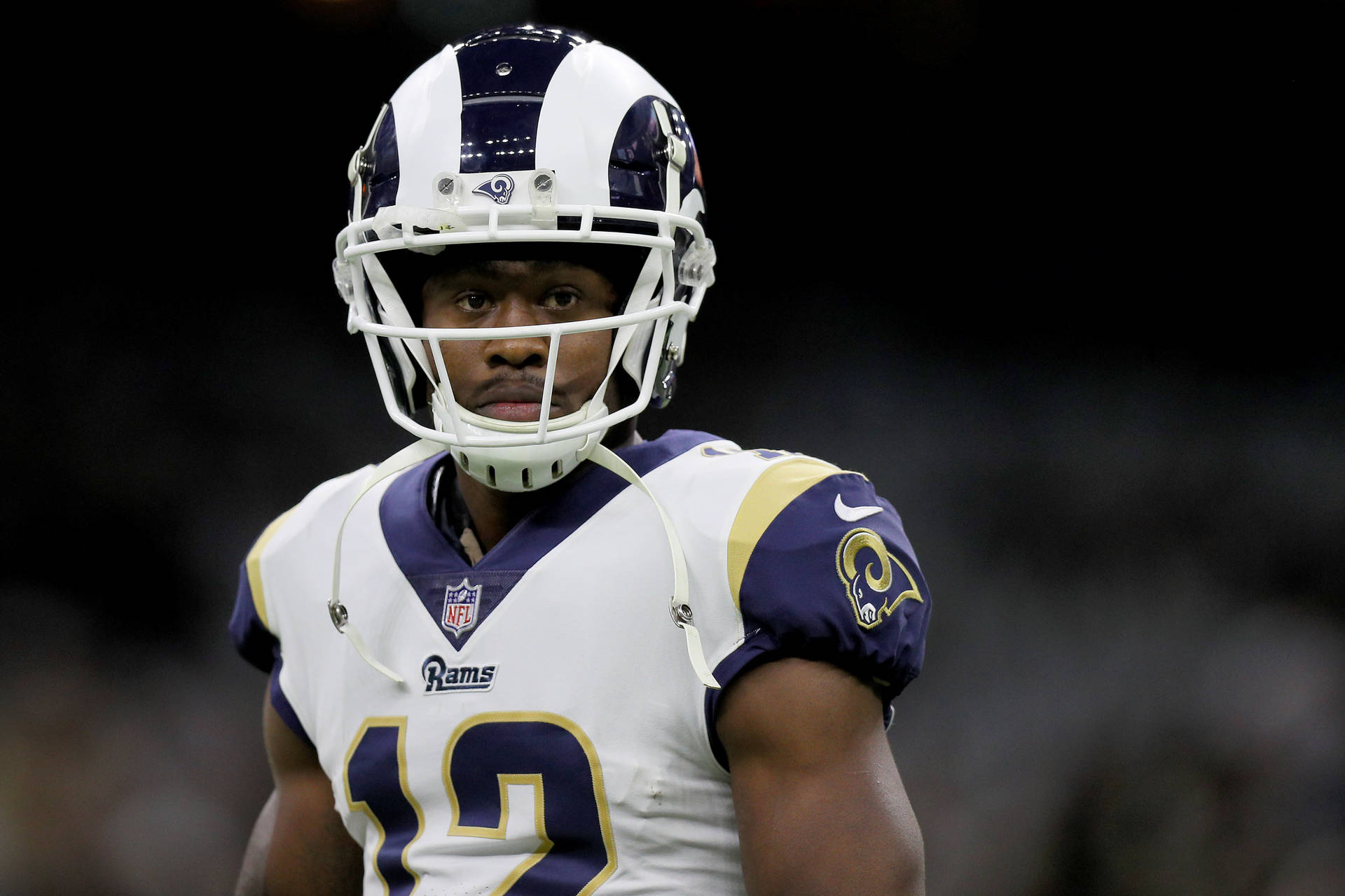 NFL美式足球員穿著公羊隊12號球衣在夜間球場上