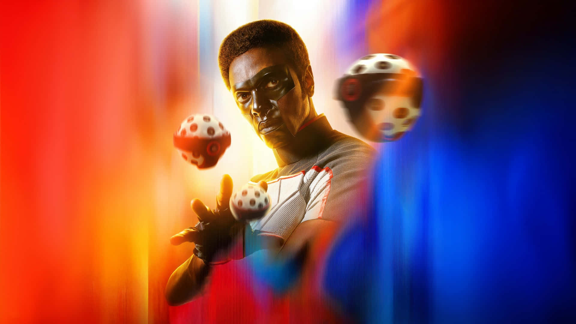  壁紙 — 一位專注的運動員穿著運動球衣，在充滿活力的紅色和藍色動態模糊背景前，拋接三個帶有圖案的球。