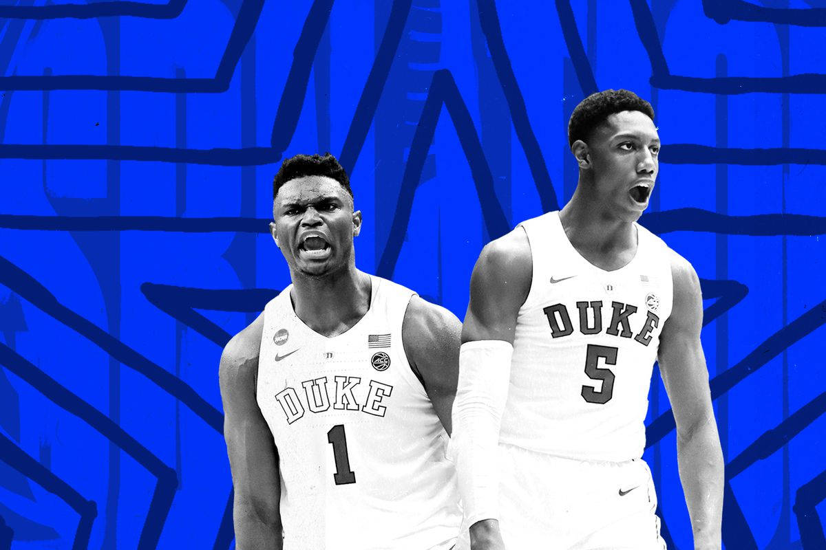 Zion Williamson 與 RJ Barrett 壁紙 — 兩名身穿白色球衣的杜克大學籃球運動員在鮮明的藍色抽象背景前咆哮。