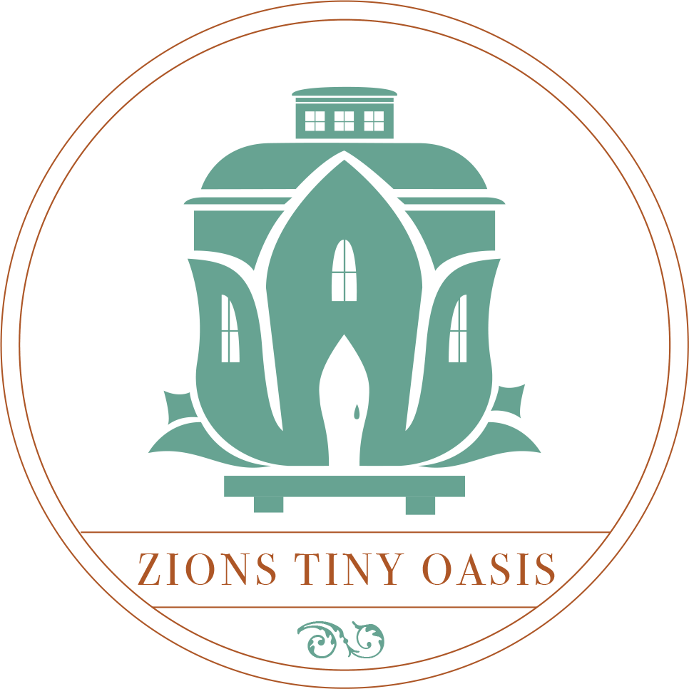 ZIONS TINY OASIS 標誌 壁紙 — 一個青綠色蓮花形狀的房屋，位於圓形框架中央，下方有文字。