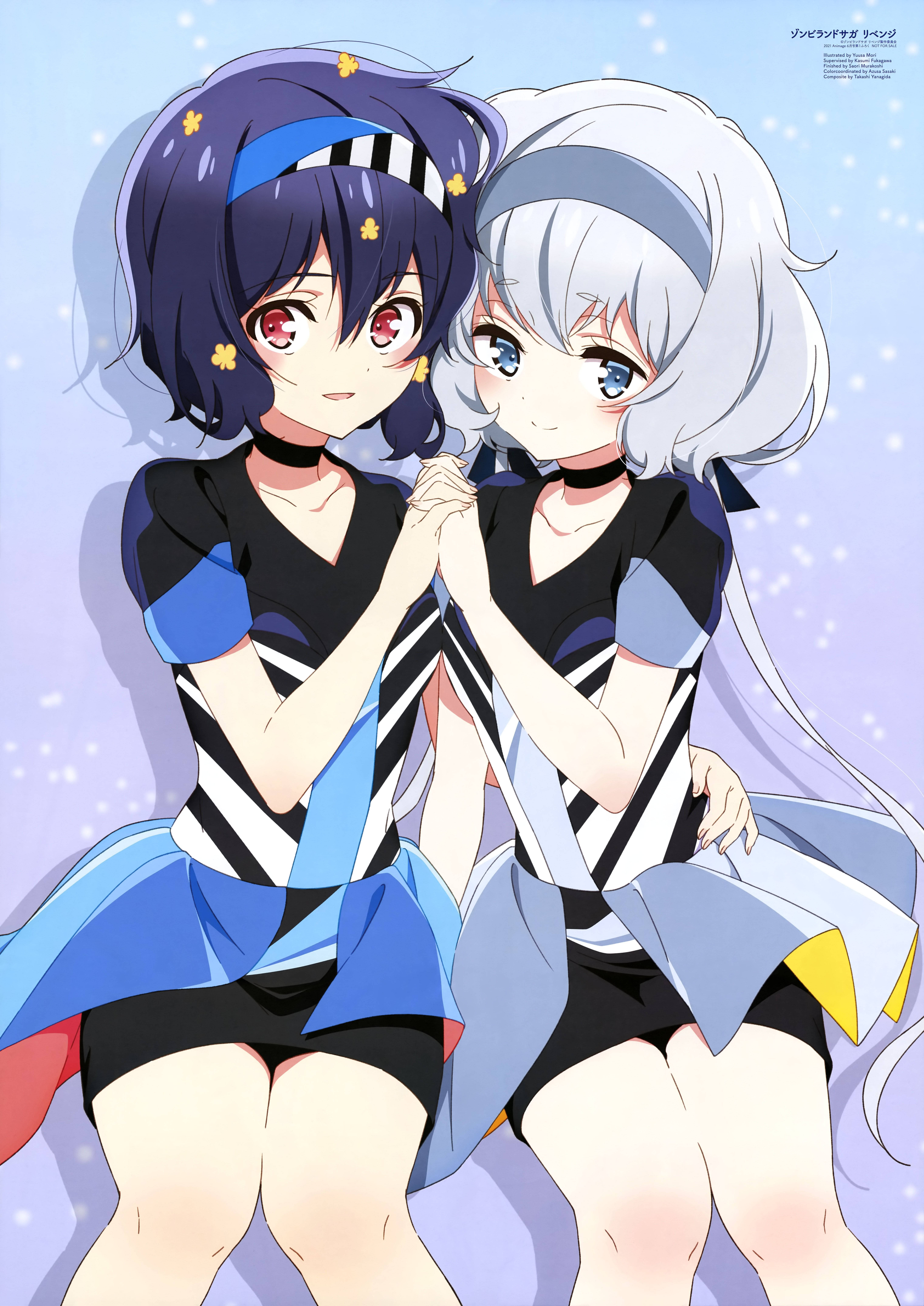Zombie Land Saga AI 與 Junko 壁紙 — 兩個紫髮和銀髮的動漫女孩穿著相配的黑藍色服裝，在閃閃發光的淺藍色背景前牽手。