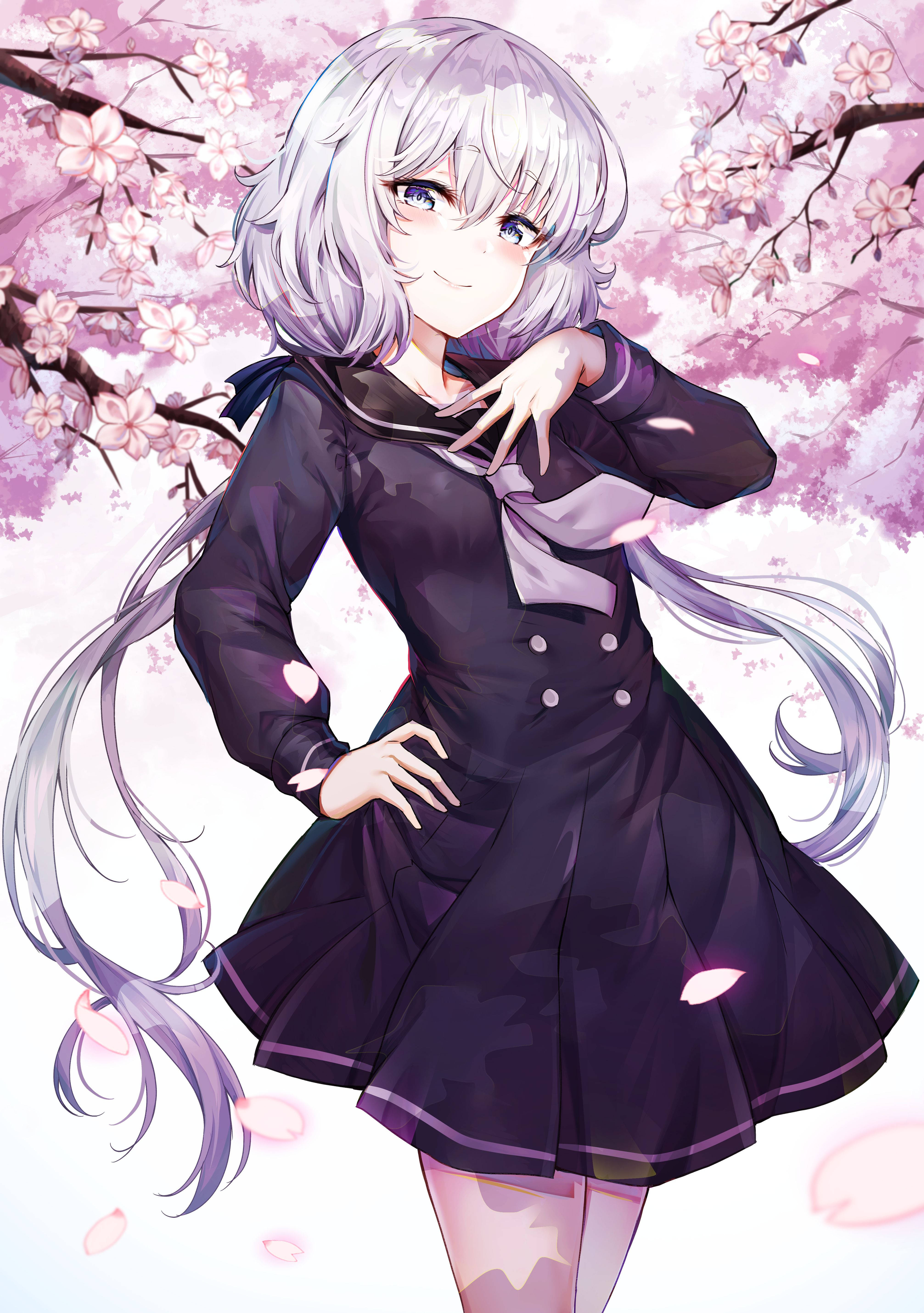 Zombie Land Saga Junko 藝術圖 壁紙 — 一位開朗的動漫女孩，銀色頭髮和藍色眼睛，在粉紅色櫻花樹冠下微笑。