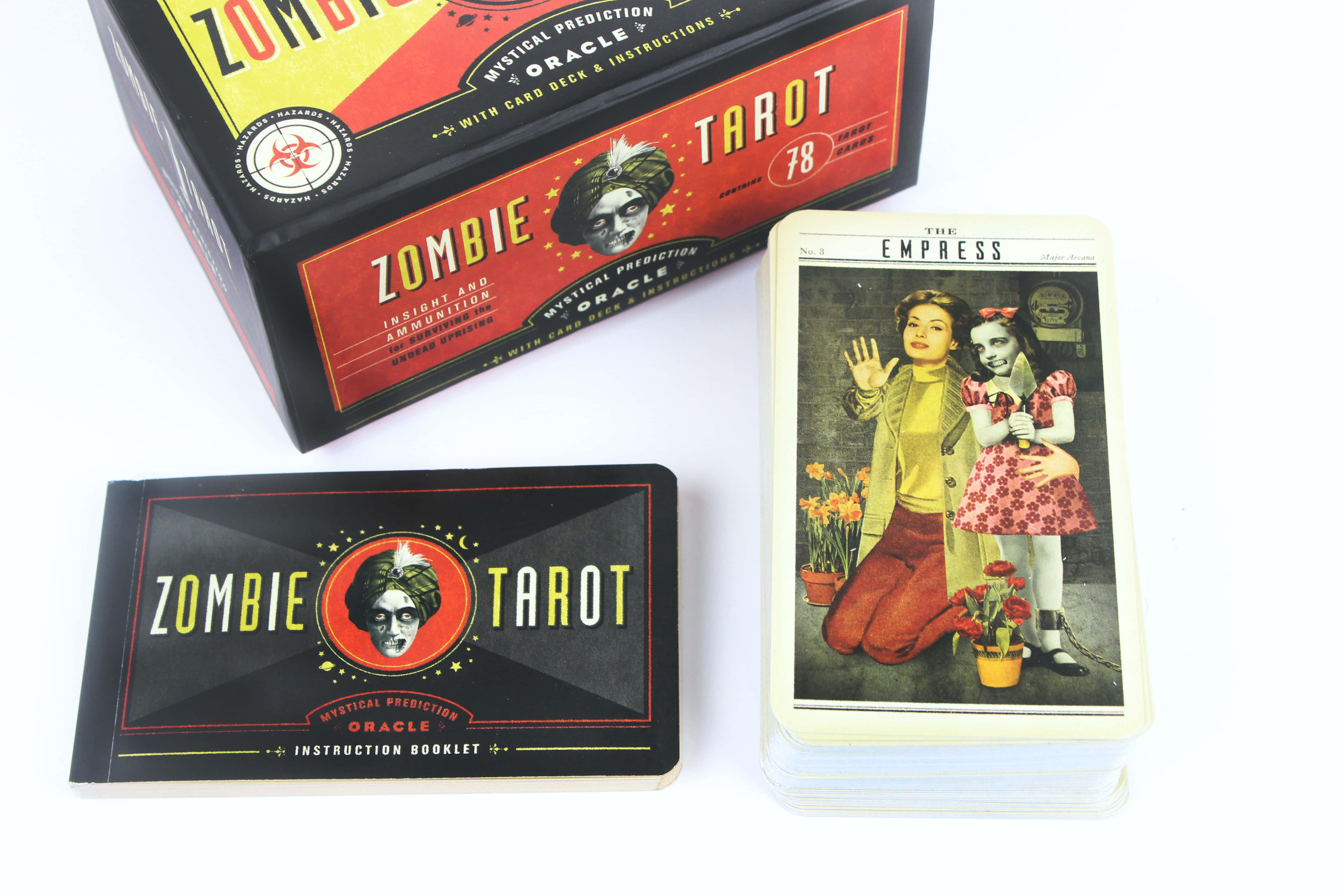 塔羅牌 桌布 壁紙 — Zombie Tarot 神諭卡牌盒、小冊子和女皇牌展示在白色表面上。