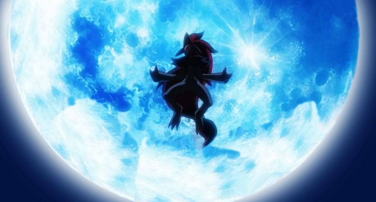 Zoroark 與藍月的迷人夜景 壁紙 — 一條龍形生物的黑色剪影在巨大的發光藍月亮前翱翔，周圍有旋轉的雲層。