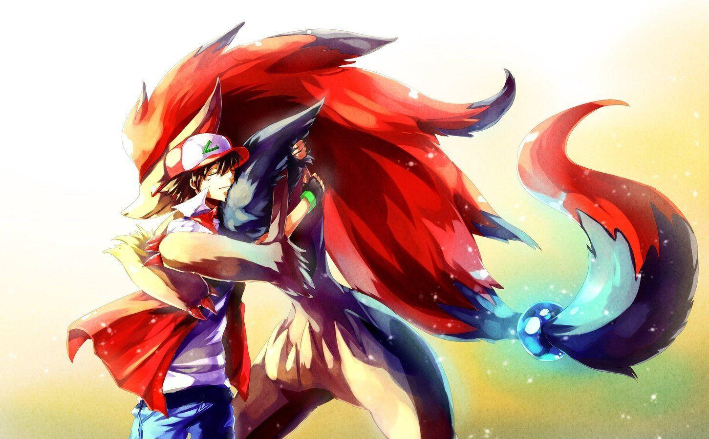 Zoroark擁抱亞希 壁紙 — 一位年輕訓練家擁抱一隻火紅色的狐狸般寶可夢，牠有發光的藍色尾巴，背景是溫暖的漸變天空。
