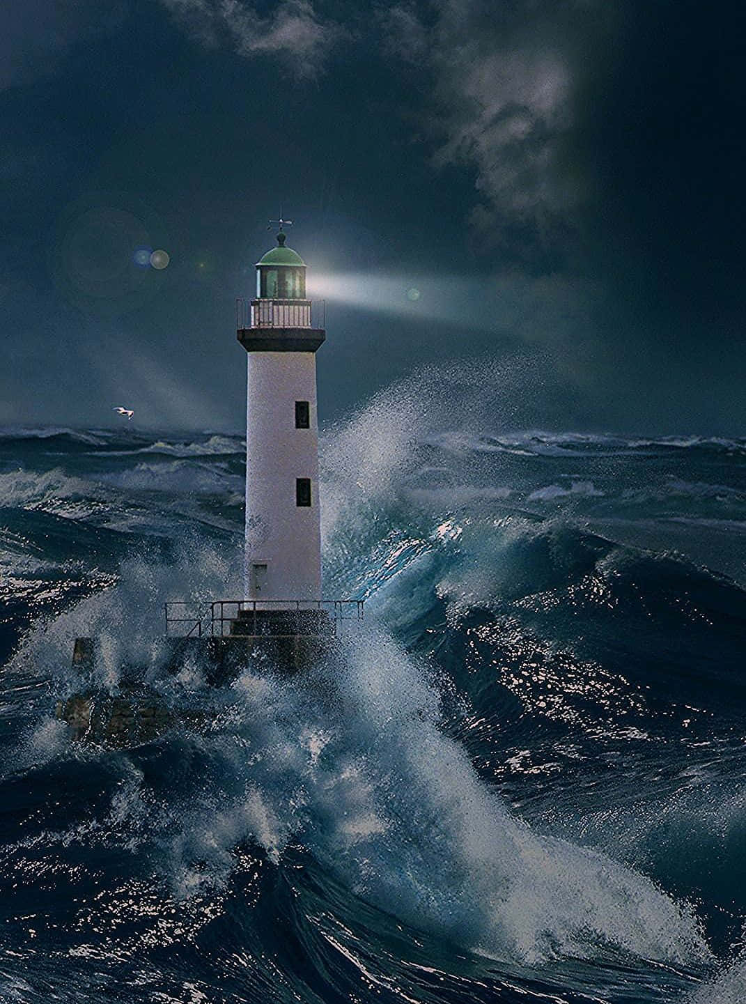 燈塔旁的寧靜黃昏 壁紙 — 一座孤獨的白色燈塔在暴風雨中發出光芒，巨大的波浪在黑暗的天空下衝擊其底座。