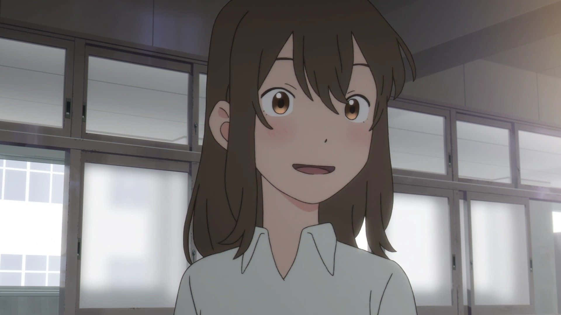 《一 whisker 遠》中的貓咪逃脫藝術家——露琪亞 壁紙 — 一個開朗的動漫女孩，棕色頭髮和溫暖的眼睛，在明亮的學校走廊裡溫柔地微笑。