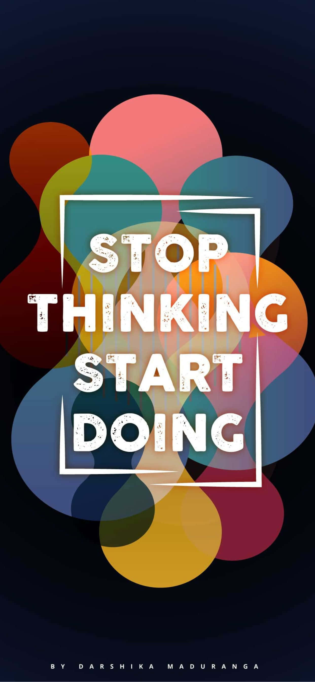 一人凝望翠綠山丘與湛藍天空 壁紙 — 粗體白色文字「STOP THINKING START DOING」框在正方形內，背景為深色，並有重疊的色彩繽紛半透明圓圈。