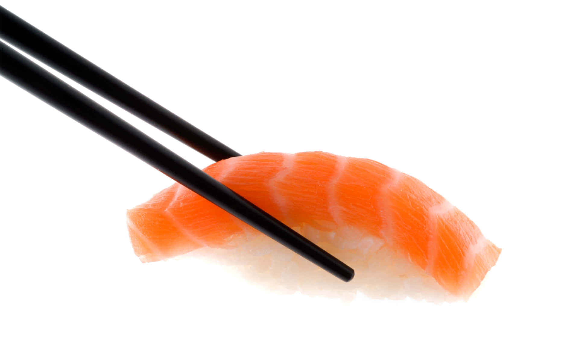Sushi 桌布 壁紙 — 一件三文魚握壽司被黑色筷子夾著，放在純白背景上。