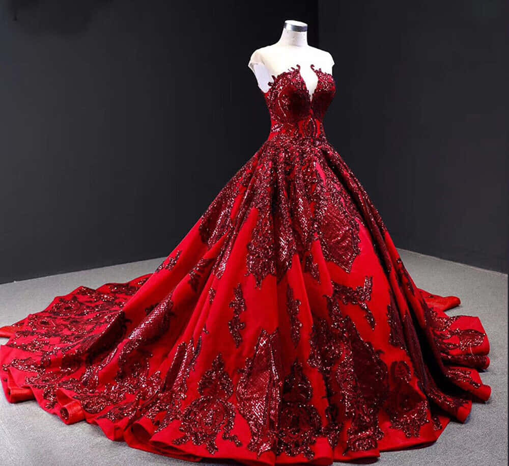 Red Wedding 桌布 壁紙 — 一件令人驚艷的紅色舞會禮服，帶有精緻的亮片刺繡，在深色工作室背景下從人體模型上戲劇性地垂落。