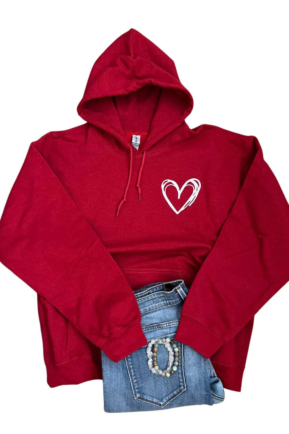 Red Hoodie 桌布 壁紙 — 一件帶有白色心形圖案的紅色連帽衛衣，搭配藍色牛仔褲和珠飾皮帶扣。