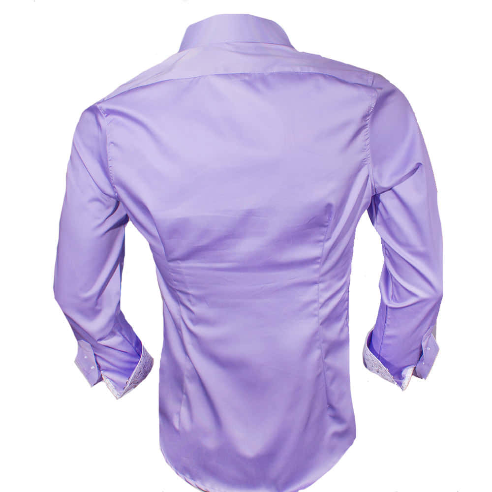 Purple Shirt 桌布 壁紙 — 一件時尚嘅薰衣草色恤衫，帶有對比圖案袖口，從背面展示喺乾淨嘅白色背景上。