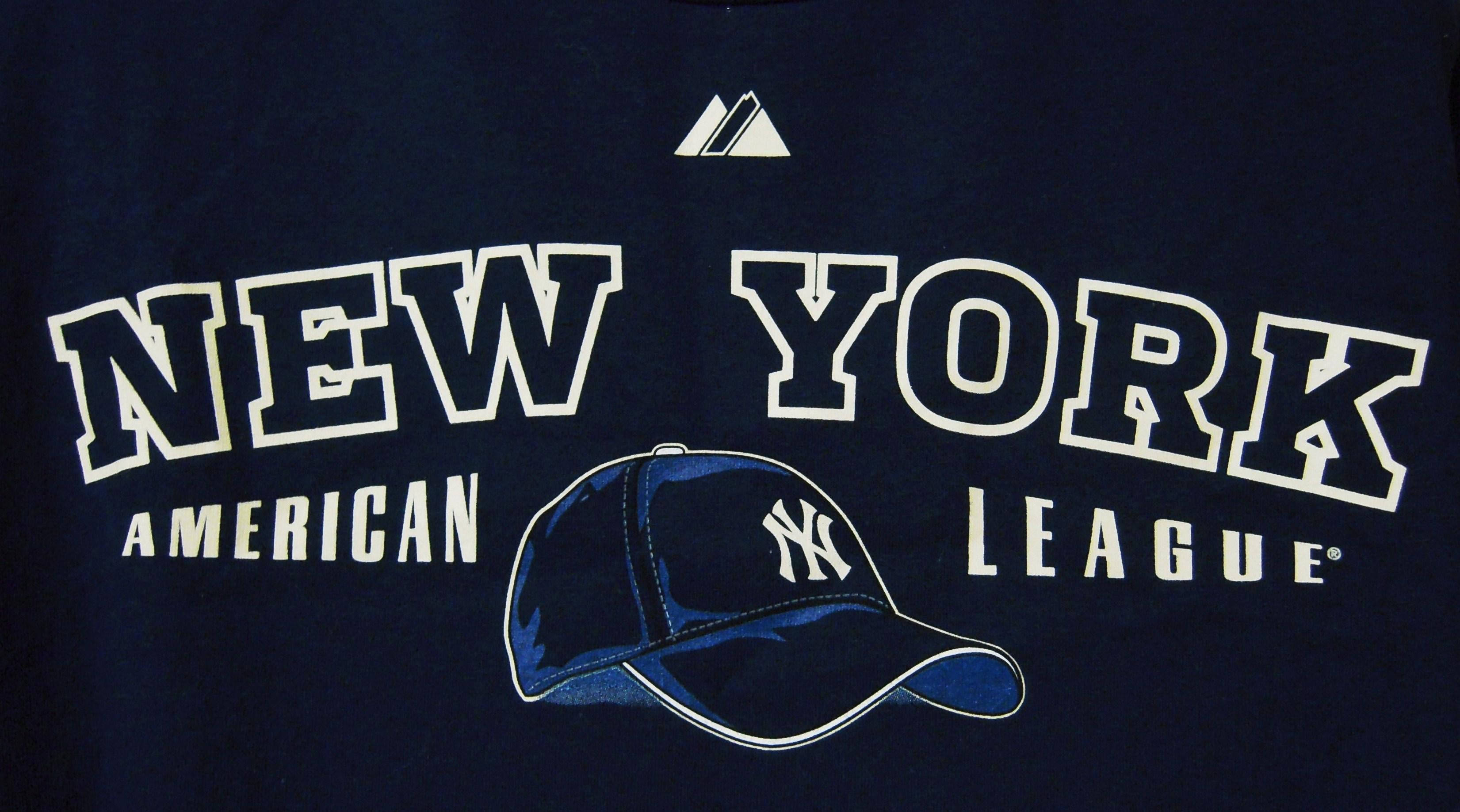 藍色 桌布 壁紙 — 一件海軍藍色T恤印有粗體白色文字「NEW YORK AMERICAN LEAGUE」，並附有棒球帽圖案。