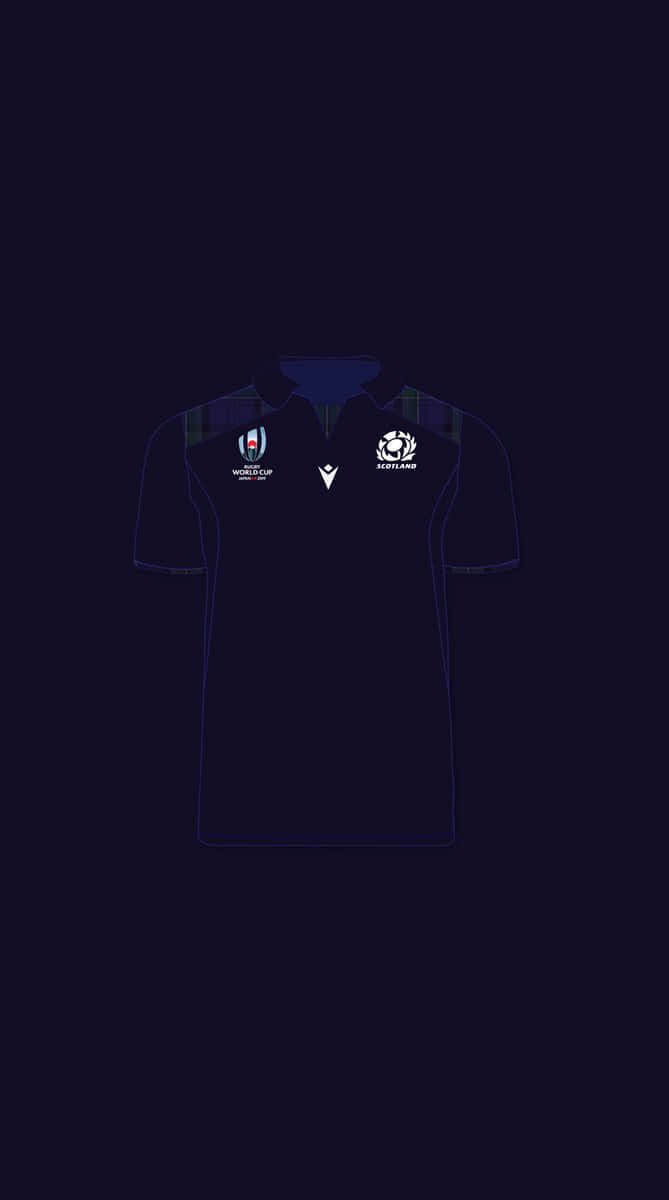 Scotland Rugby 桌布 壁紙 — 一件深藍色蘇格蘭欖球Polo衫，帶有白色標誌和格子領口細節，背景為純海軍藍色。