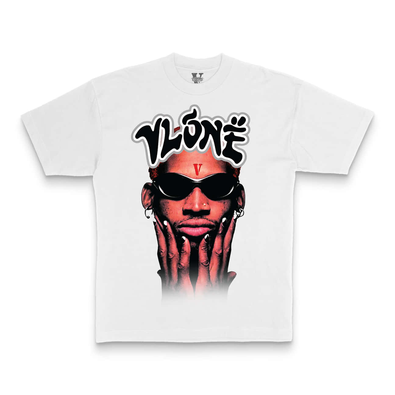 Vlone 桌布 壁紙 — 一件白色T恤上有一個風格化圖案，描繪一個人戴著太陽眼鏡，雙手圍繞臉部，下方有粗體 'Ylone' 字樣。