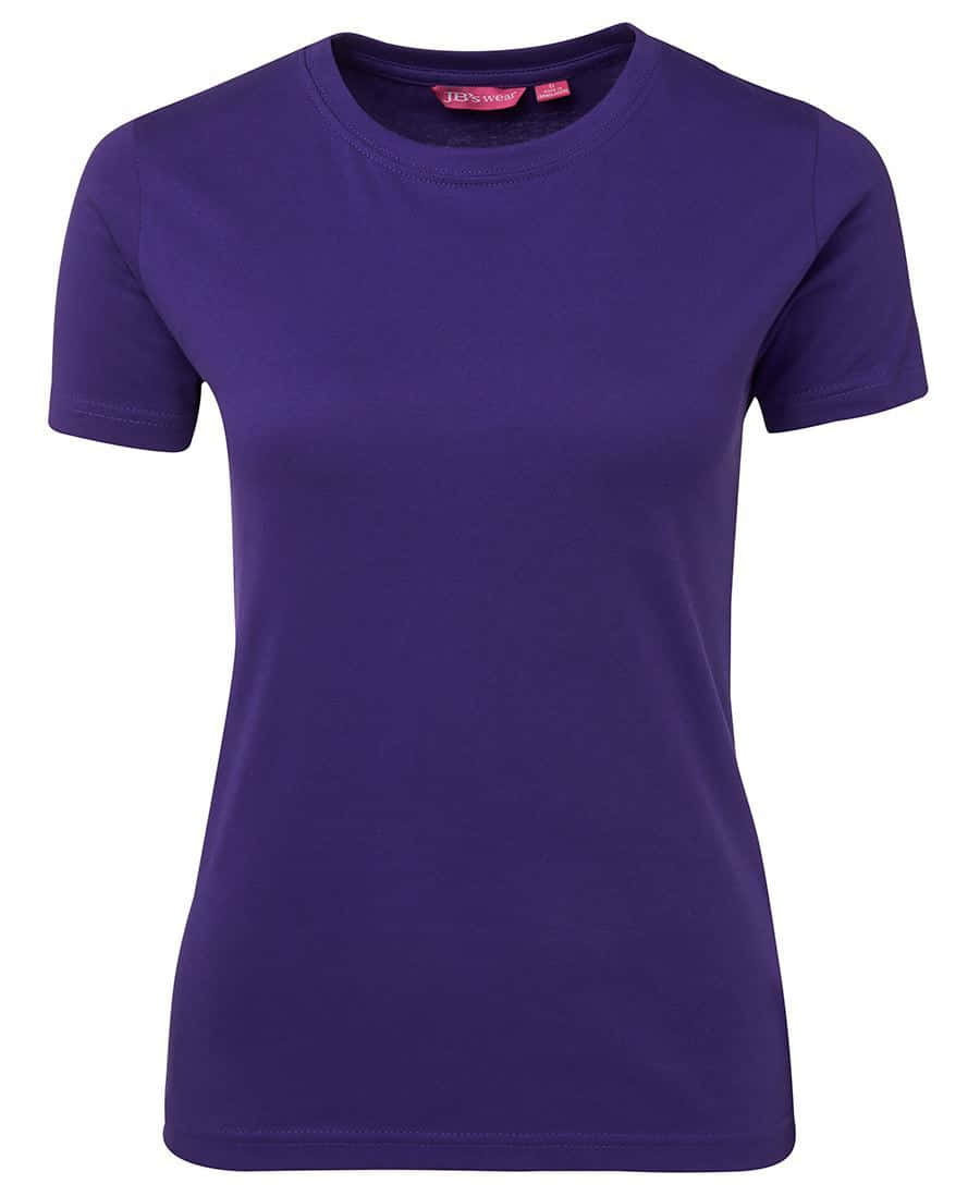 Purple Shirt 桌布 壁紙 — 一件純紫色女裝圓領短袖T恤，展示在白色背景上。