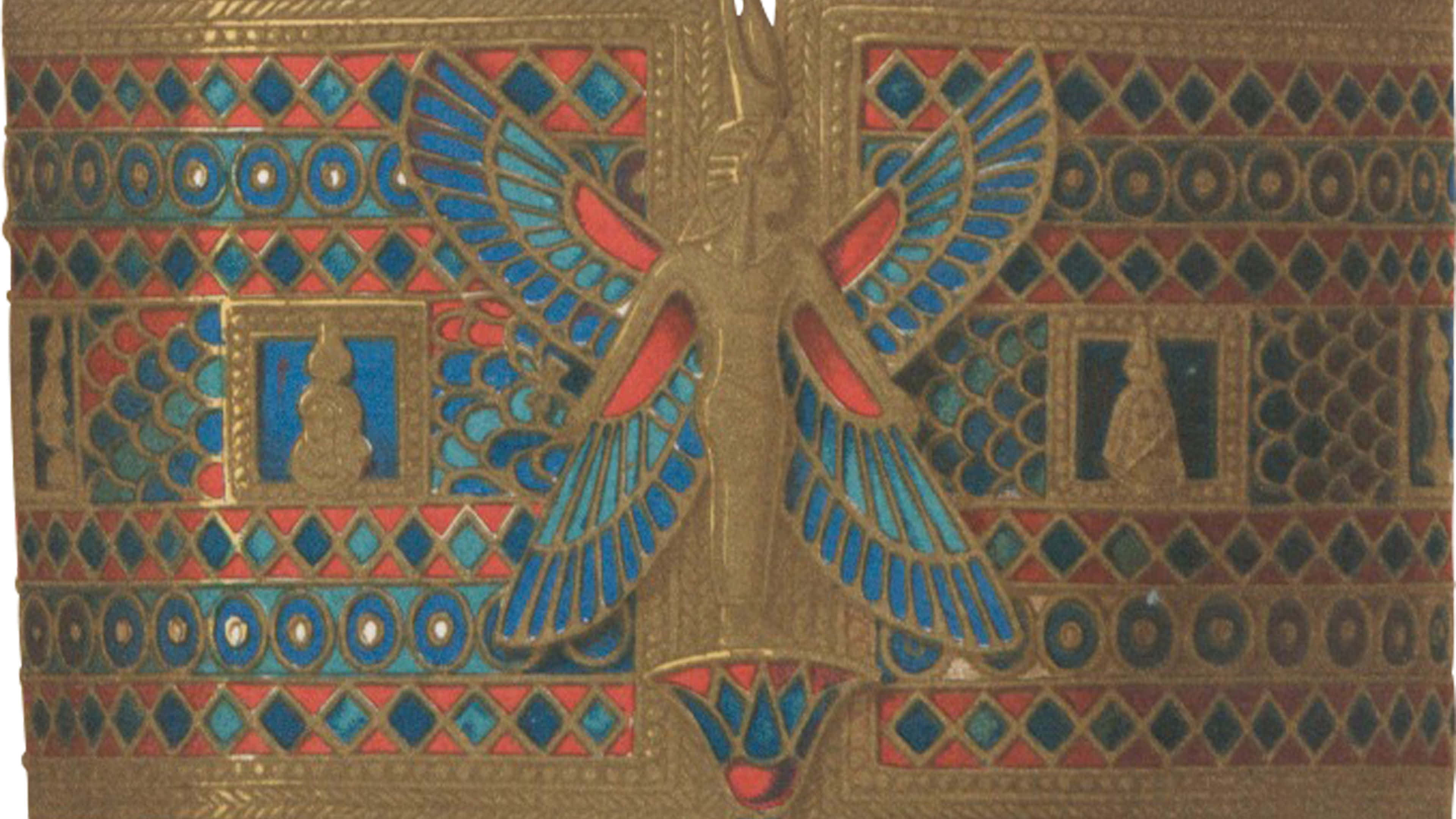 Ancient Egypt 桌布 壁紙 — 一件華麗的金色工藝品，中央有一個帶翅膀的人物，擁有藍色和紅色的琺瑯翅膀，背景為幾何圖案。