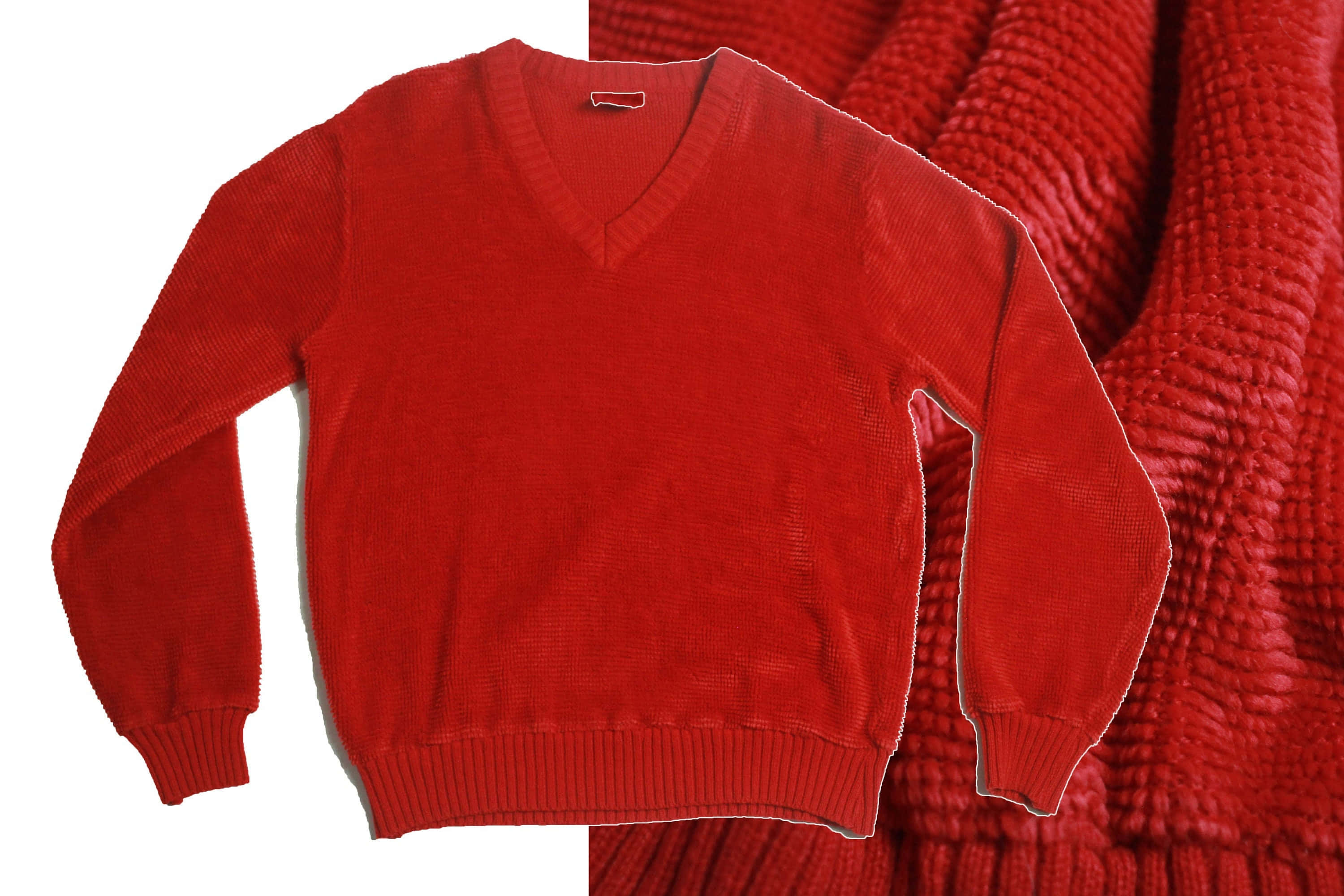 Red Sweater 桌布 壁紙 — 一件豐富的紅色燈芯絨毛衣，V領和羅紋袖口，展示在相同布料的紋理特寫背景上。