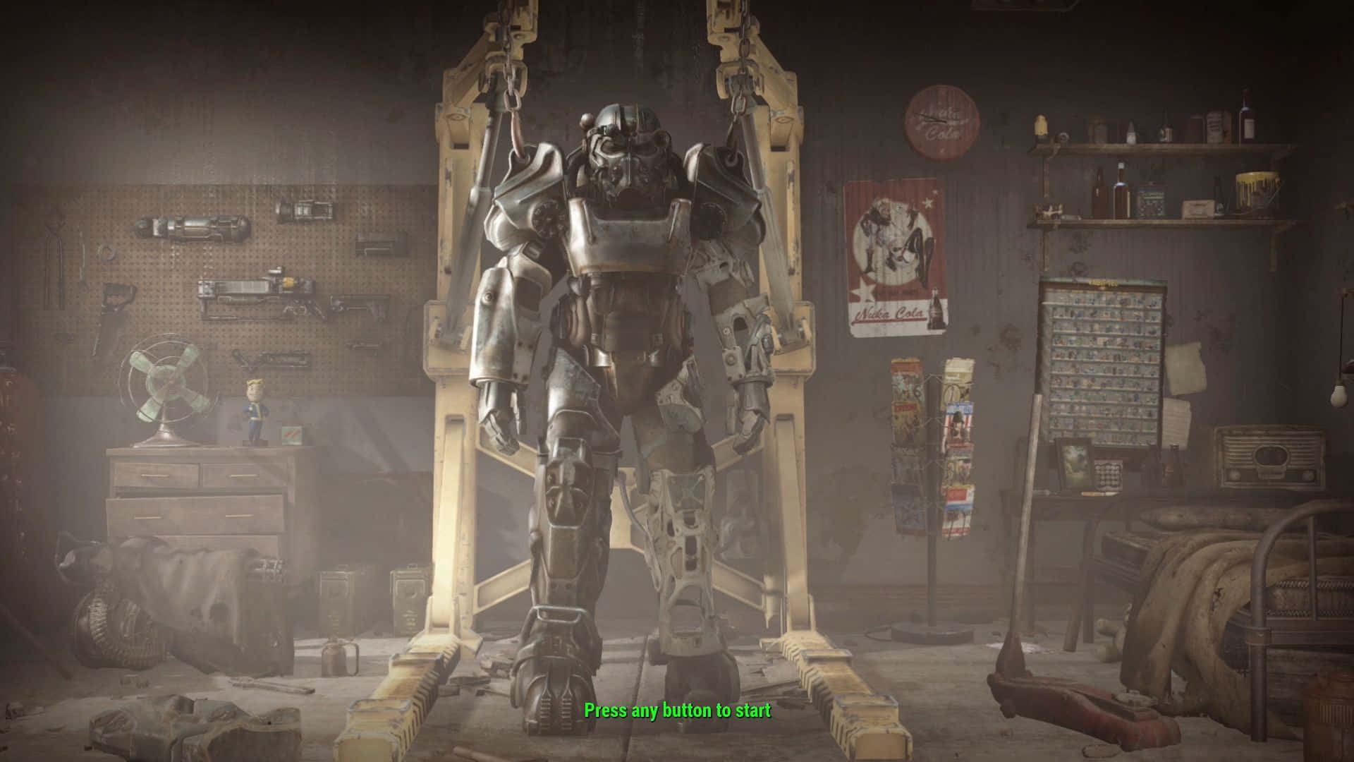 Fallout 4 Power Armor 桌布 壁紙 — 一件風化的動力裝甲服懸掛在一個佈滿灰塵、雜亂的末日後工場中，工場裡充滿了工具和紀念品。