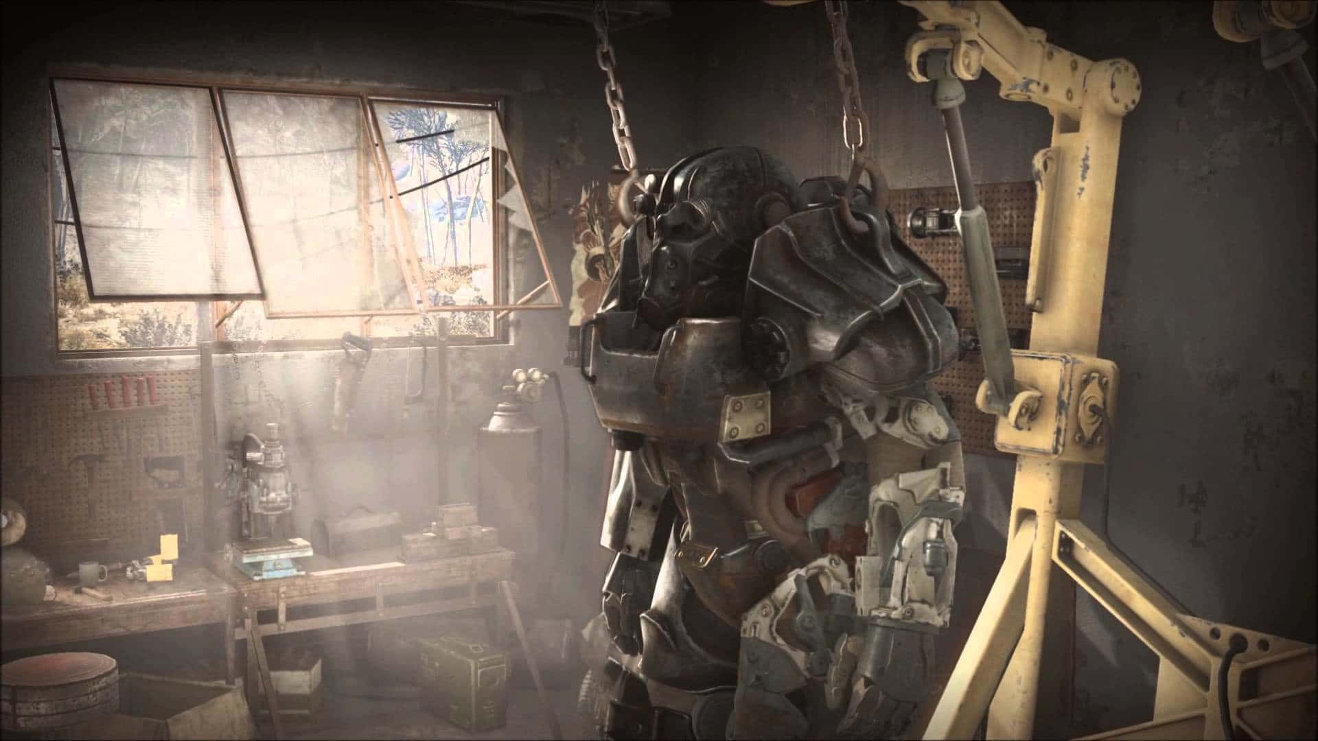 Fallout 4 Power Armor 桌布 壁紙 — 一件風化的動力裝甲服懸掛在一個佈滿灰塵、陽光普照的工作室中，裡面充滿了工具和碎片。