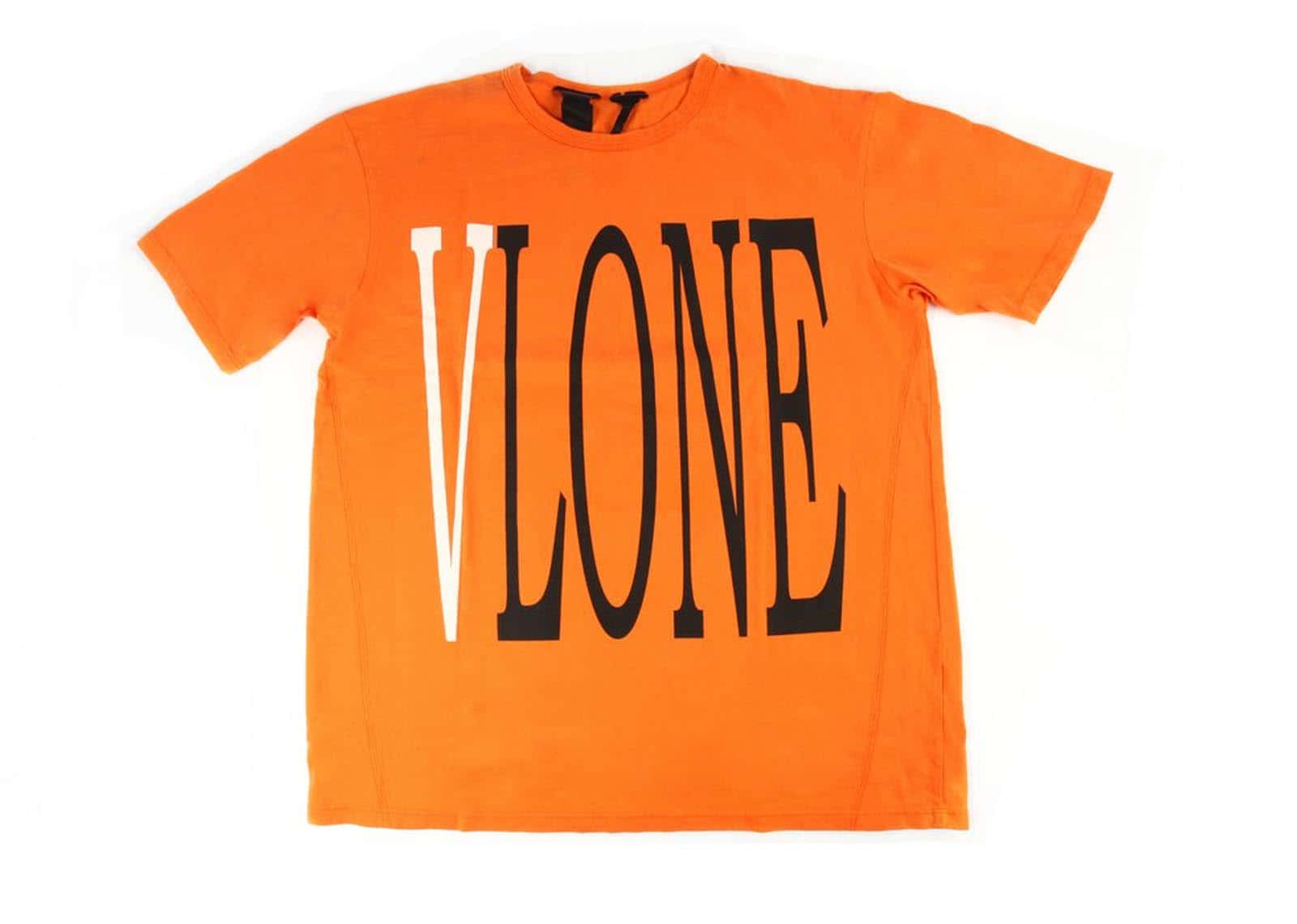 Vlone 桌布 壁紙 — 一件鮮橙色T恤，上面有粗體黑白「VLONE」字樣，平放在白色背景上。