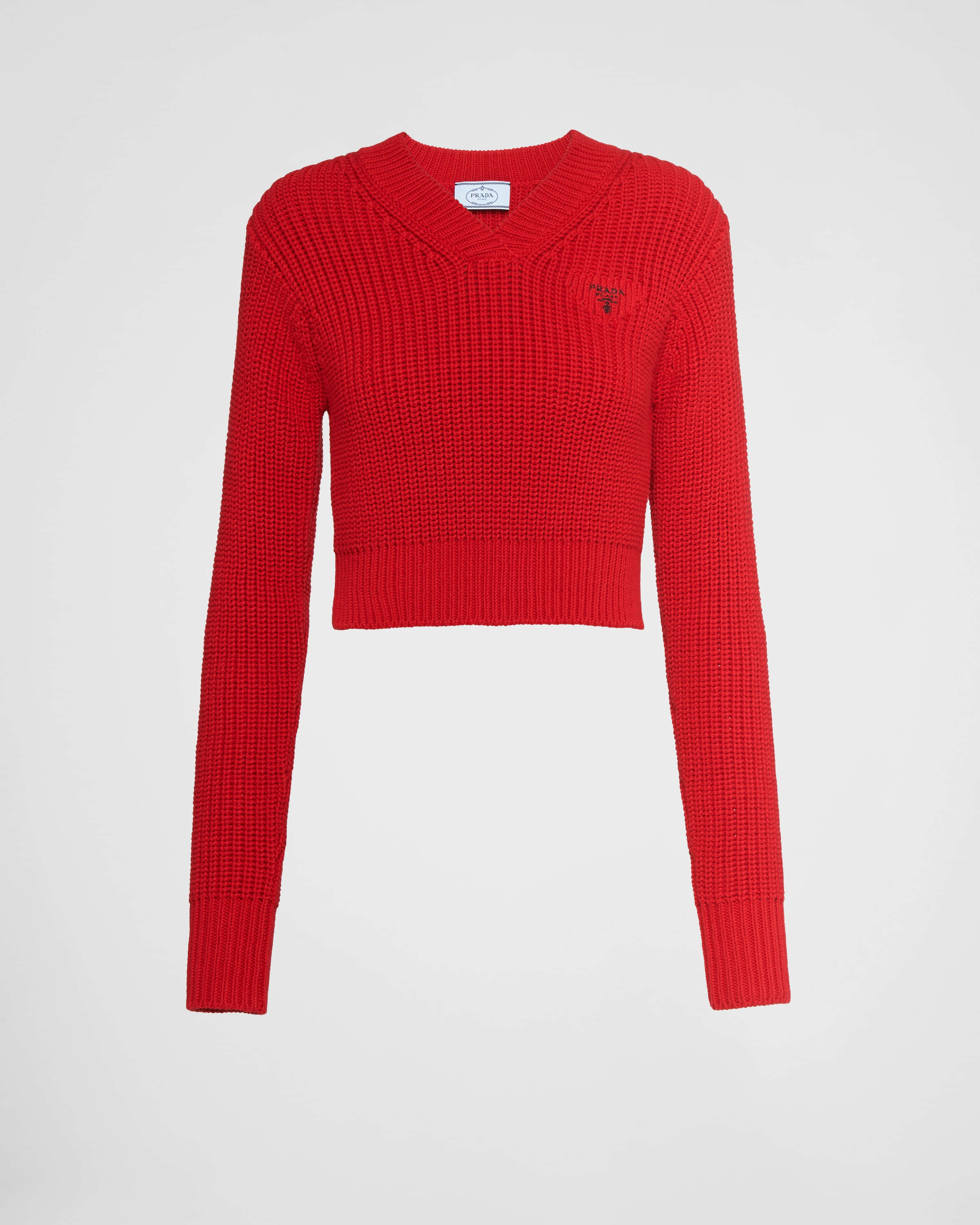 Red Sweater 桌布 壁紙 — 一件鮮紅色短版毛衣，帶有紋理華夫格編織和胸前低調的品牌標誌。