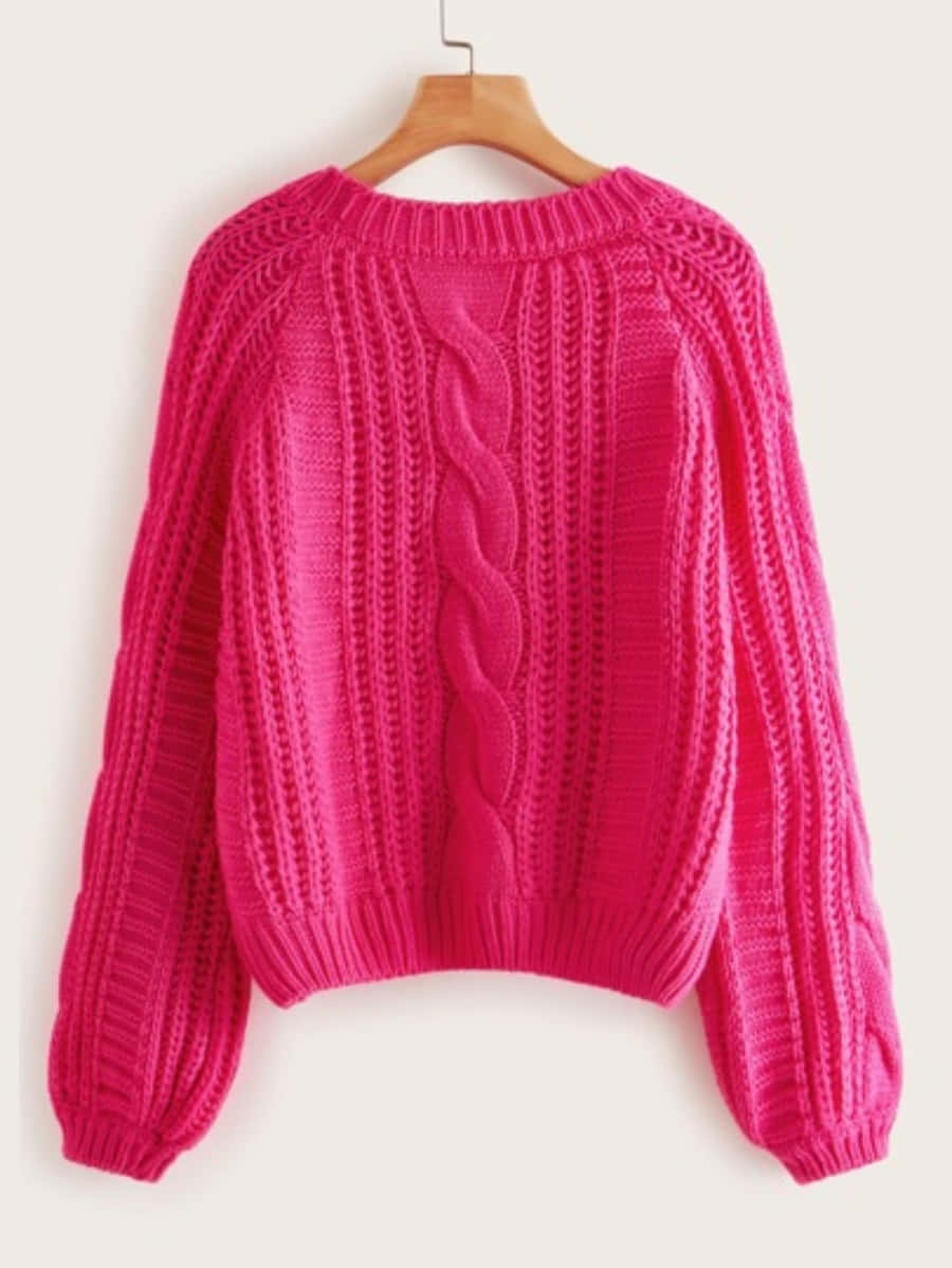 Pink Sweater 桌布 壁紙 — 一件鮮艷的紫紅色電纜針織毛衣掛在木衣架上，背景簡潔。